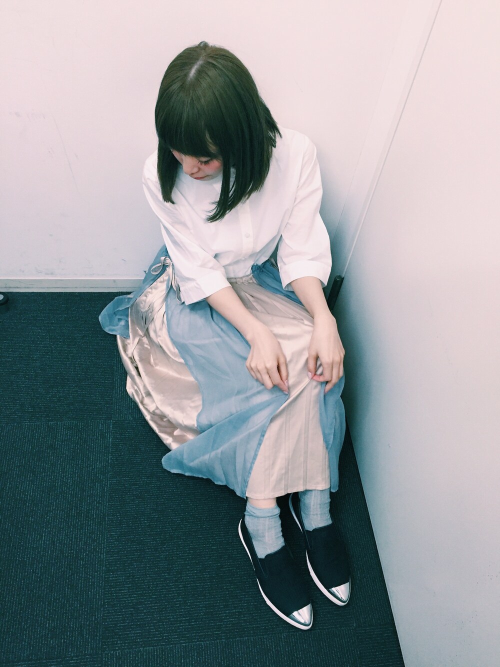 「ワンピース、キャセリーニ、merry jenny」｜「merry jennyのｼﾌｫﾝ重ねｼｬﾂﾜﾝﾋﾟｰｽ（シャツワンピース、ホワイト系）」を使った、木村ミサさん（レディース・155cm）の春コーディネートの1枚目の写真
