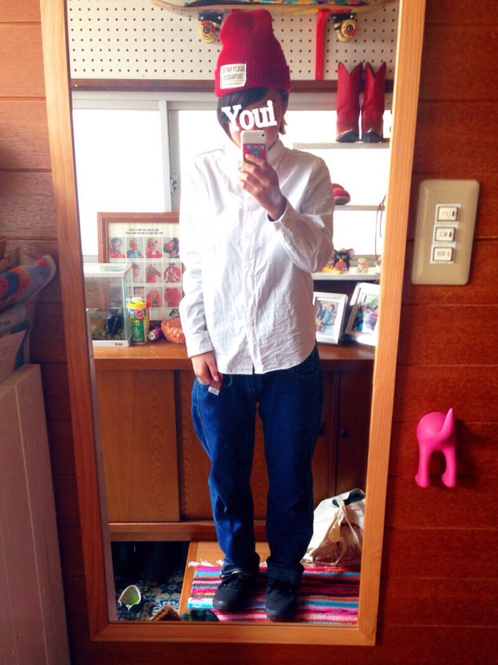 「白シャツ×デニム、白シャツ、シンプルコーデ、VANS、ニットキャップ、デニムパンツ、古着、ジーンズ、太めのパンツ、AFRICA TARO」｜「VANSの【VANS】AUTHENTIC（スニーカー、ブラック系）」を使った、由さん（レディース・158cm）の春コーディネートの1枚目の写真