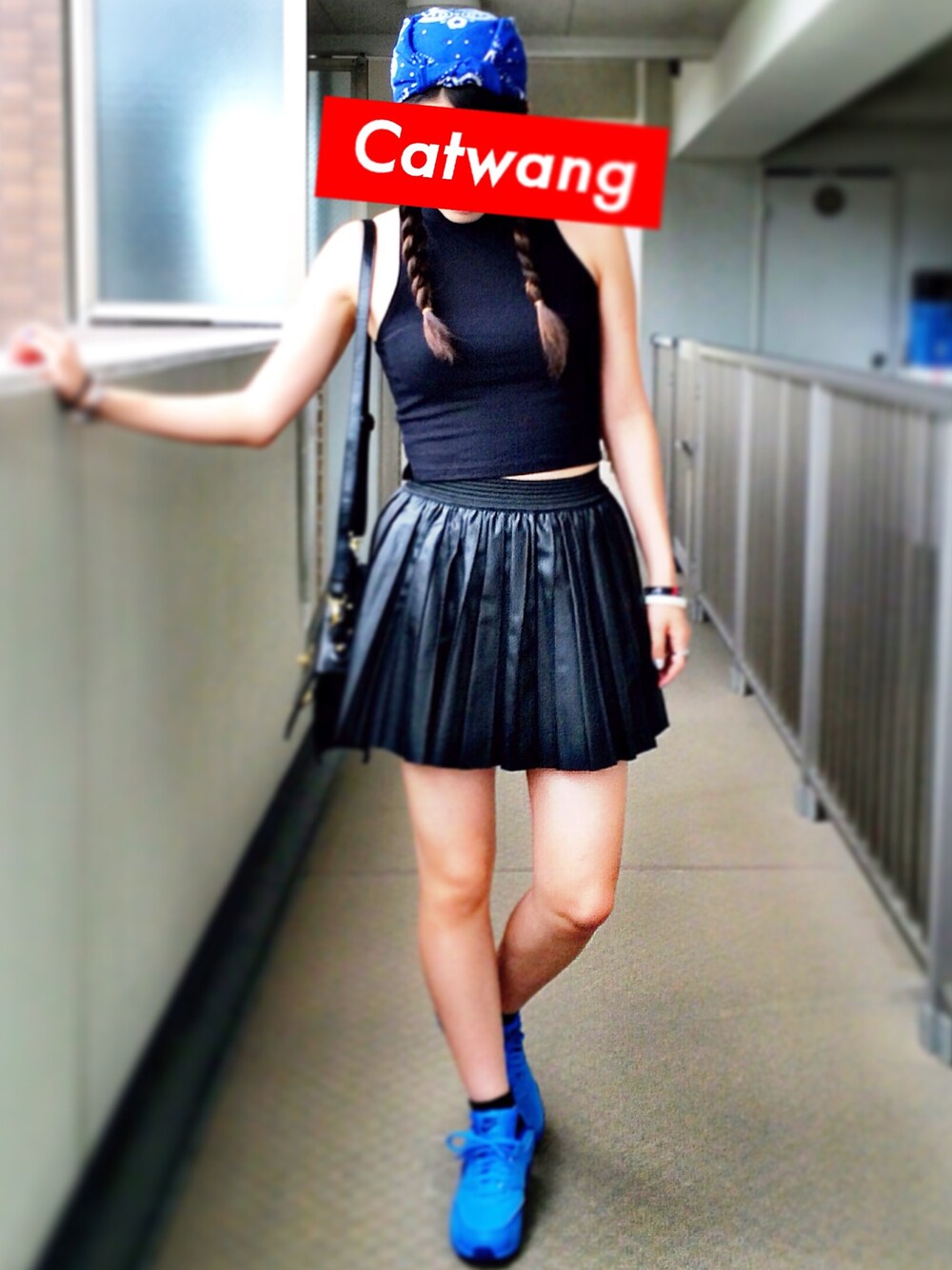 「AIR MAX、NIKE AIR MAX、NIKE、adidas、TOPSHOP、blue、バンダナ、swagger、H&M、レザースカート」｜「TOPSHOPのアイテム（Tシャツ/カットソー、ブラック系）」を使った、manaeさん（レディース・166cm）の夏コーディネートの1枚目の写真