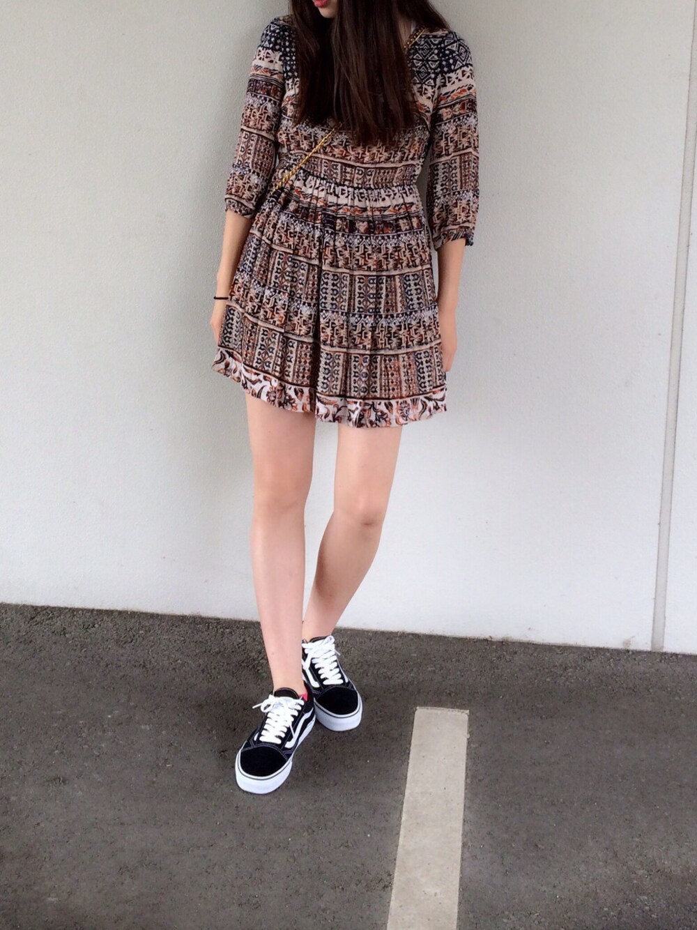 「VANS、FOREVER 21、総柄Tシャツ、総柄ワンピース、fall、fashion、ワンピース×スニーカー」｜「FOREVER 21のアイテム（ワンピース、ブラウン系）」を使った、manaeさん（レディース・166cm）の秋コーディネートの1枚目の写真