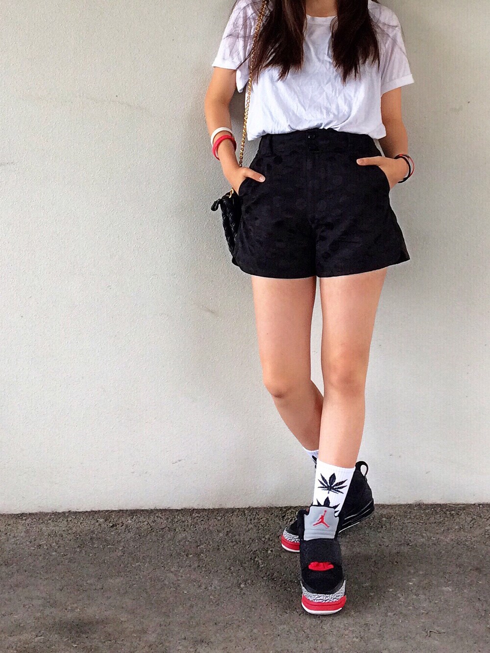 「Jordansonofmars、Jordan、ririmac、HUF、NIKE、white、black、black and white、白黒」｜「UNIQLOのアイテム（Tシャツ/カットソー、ホワイト系）」を使った、manaeさん（レディース・166cm）の秋コーディネートの1枚目の写真