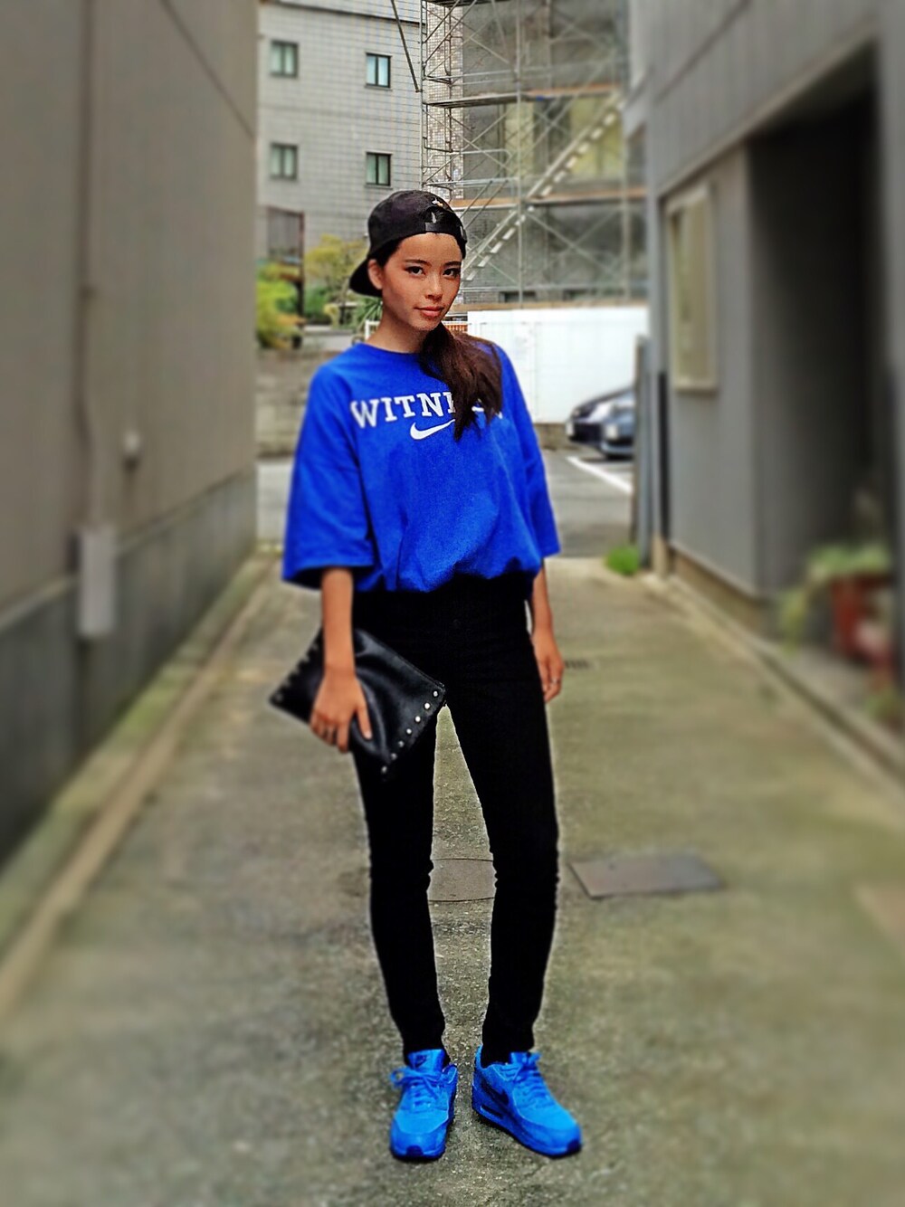 「blue、black、NIKE、AIR MAX、AIRMAX90、iamother、UNIQLO、H&M、黒スキニー」｜「BEAMS BOYのNIKE / エアマックス 90GS（307793-408）（スニーカー、ブルー系）」を使った、manaeさん（レディース・166cm）の秋コーディネートの1枚目の写真
