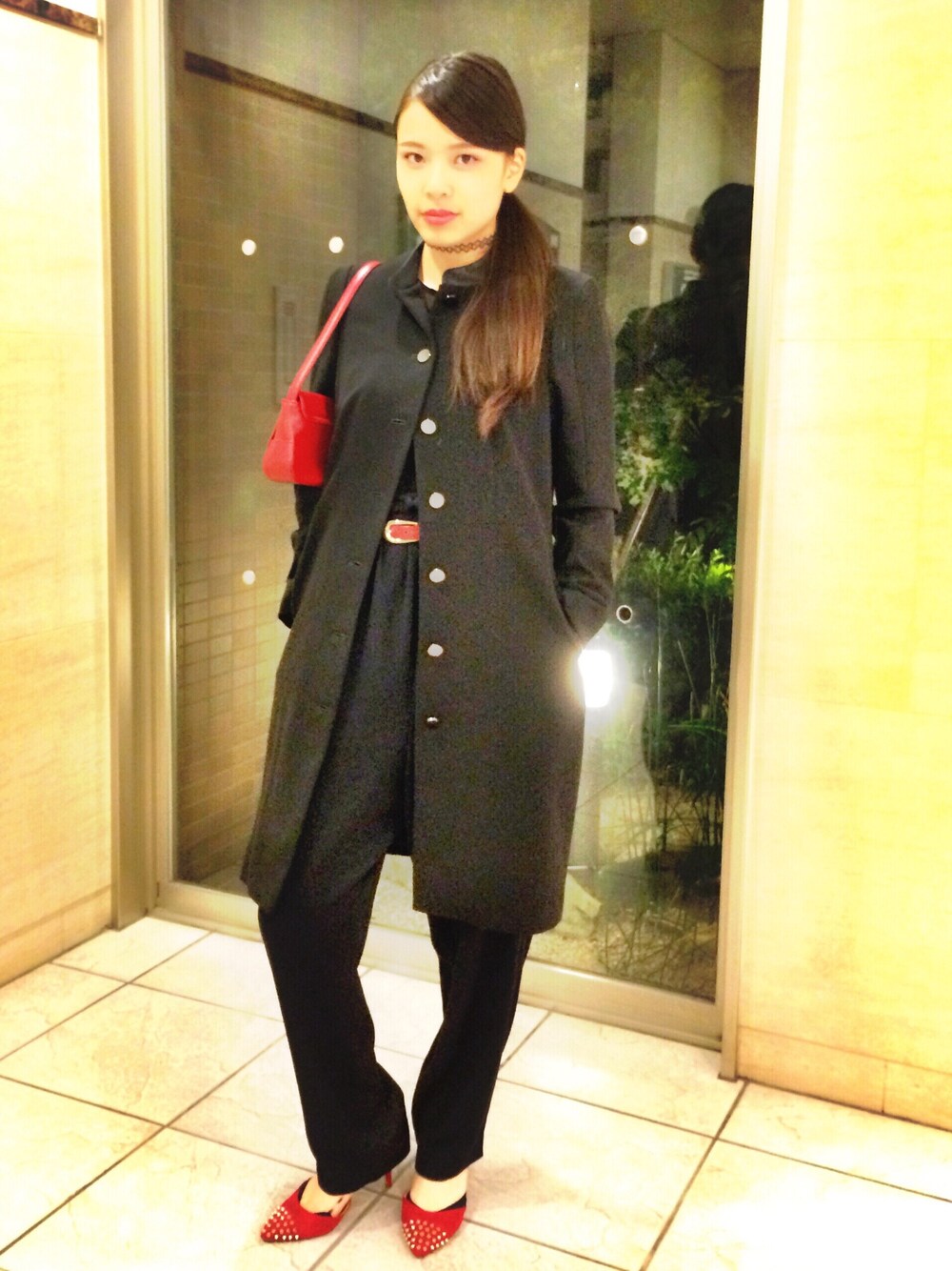「ママのお下がり、タトゥーチョーカー、ZARA、ZARA BASIC、H&M、さし色、ALL BLACK、カラーメイク、赤×黒」｜「ZARA BASICのストラップサンダル
（サンダル、レッド系）」を使った、manaeさん（レディース・166cm）の秋コーディネートの1枚目の写真