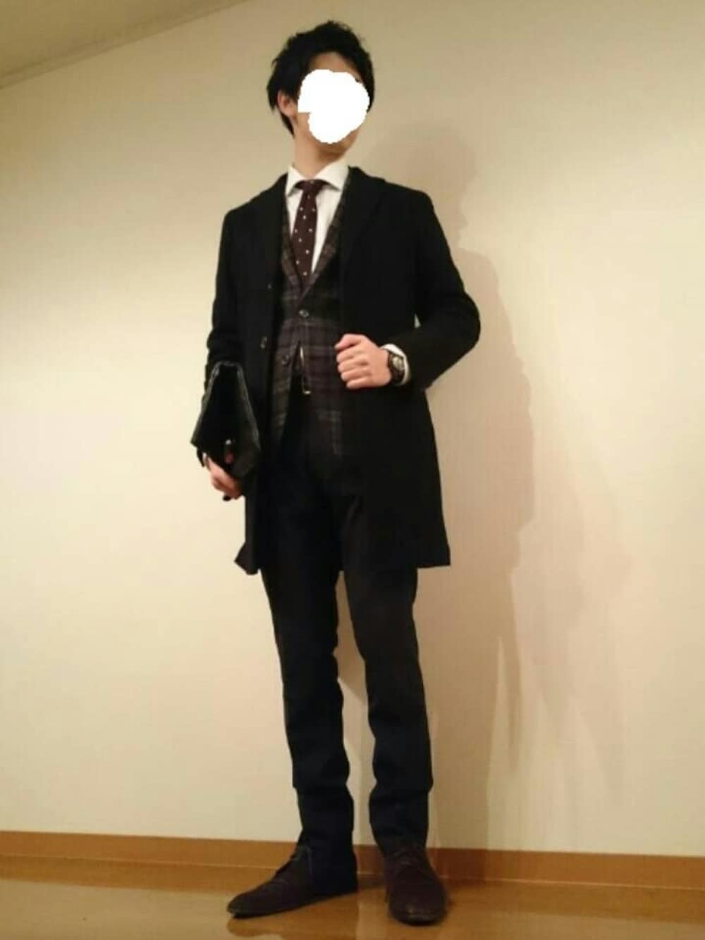 ホワイト系のシャツ/ブラウス、ブラック系のその他パンツ、ブラック系のクラッチバッグを着用したメンズの冬コーディネートの1枚目の写真