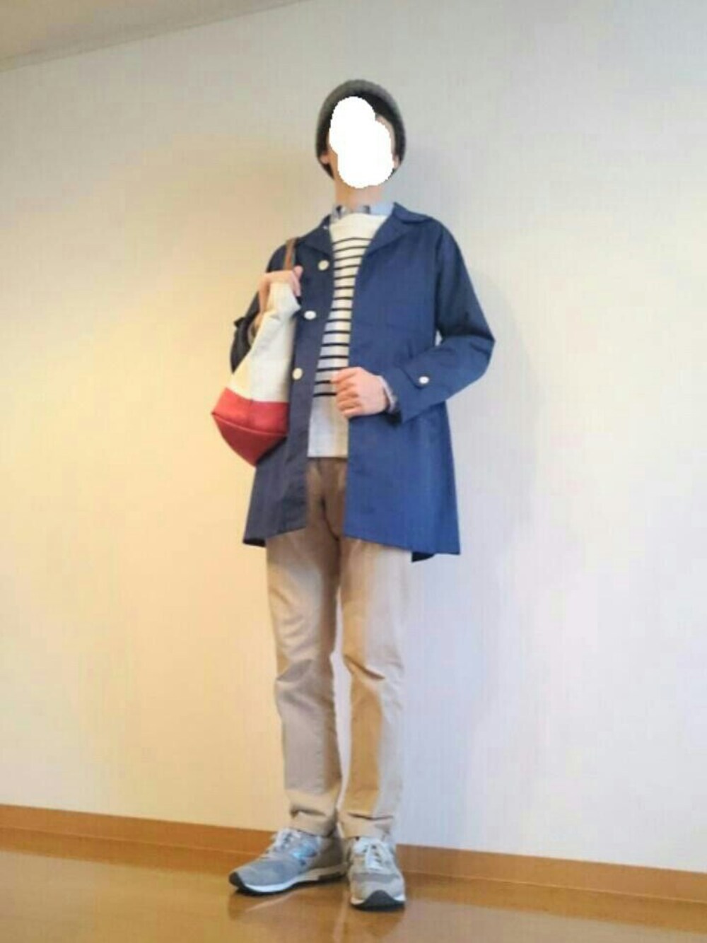 ブルー系のステンカラーコート、ブルー系のスニーカー、ブラウン系のチノパンツを着用したメンズの冬コーディネートの1枚目の写真