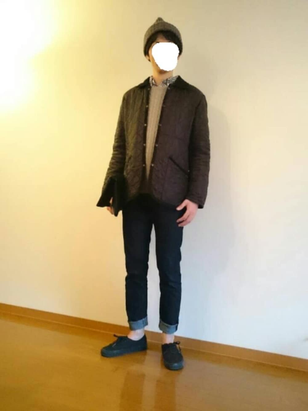 グレー系のニット/セーター、ブラック系のクラッチバッグ、ブルー系のシャツ/ブラウスを着用したメンズの春コーディネートの1枚目の写真