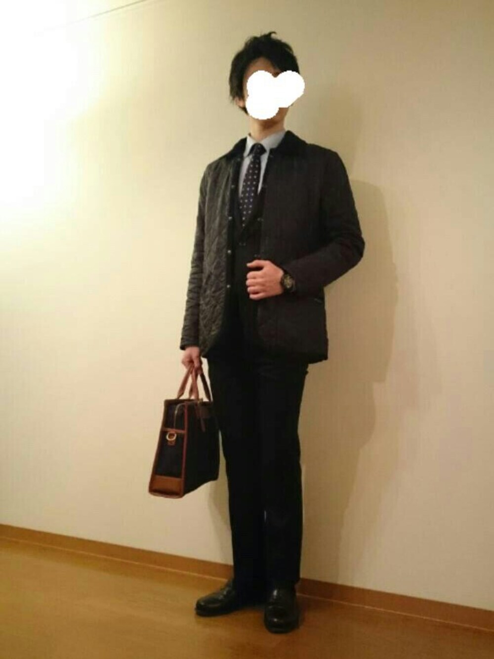 ブルー系のネクタイ、ブルー系のシャツ/ブラウス、ブルー系のビジネスバッグを着用したメンズの春コーディネートの1枚目の写真