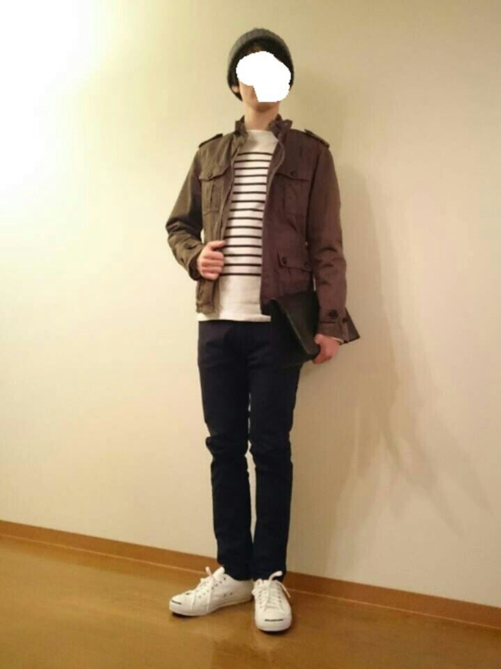 グリーン系のミリタリージャケット、ブラック系のデニムパンツ、ホワイト系のスニーカーを着用したメンズの春コーディネートの1枚目の写真