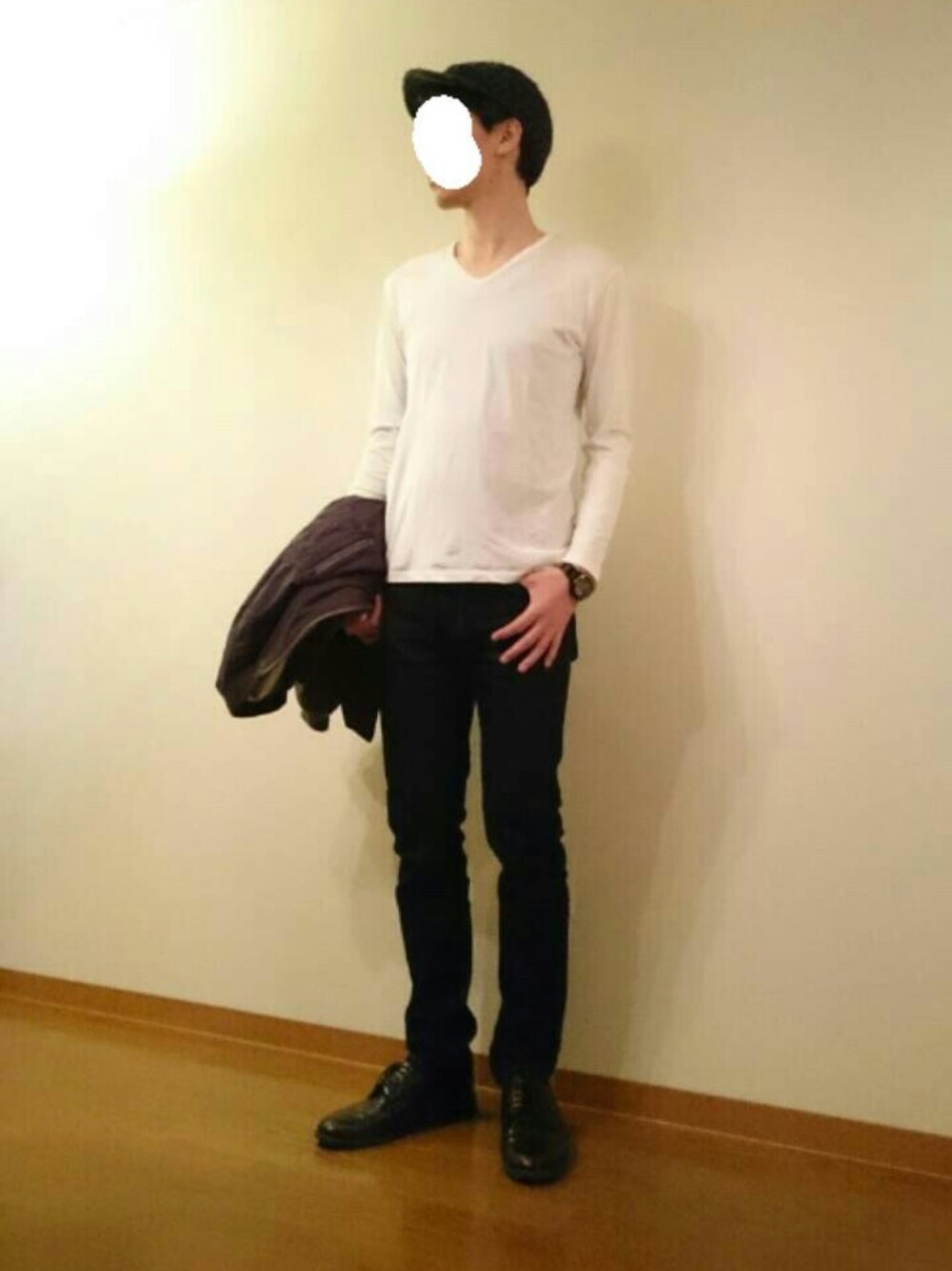 ホワイト系のTシャツ/カットソー、ブラック系のドレスシューズ、ブルー系のデニムパンツを着用したメンズの春コーディネートの1枚目の写真