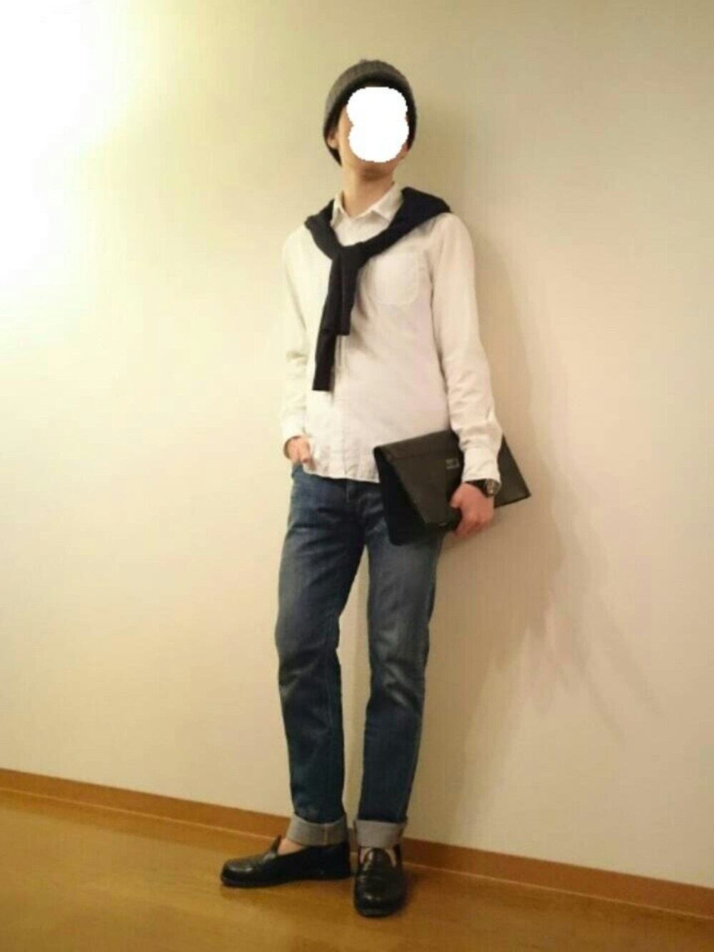 ホワイト系のシャツ/ブラウス、ブラック系のクラッチバッグ、ブラック系のカーディガン/ボレロを着用したメンズの春コーディネートの1枚目の写真