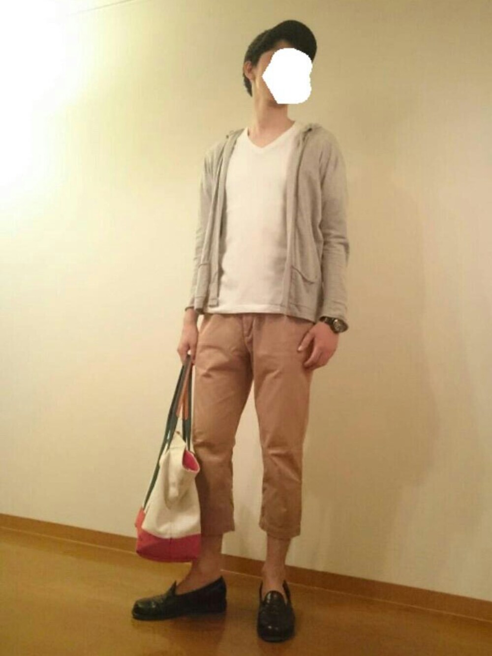 ホワイト系のトートバッグ、ベージュ系のチノパンツ、ブラック系のローファーを着用したメンズの春コーディネートの1枚目の写真