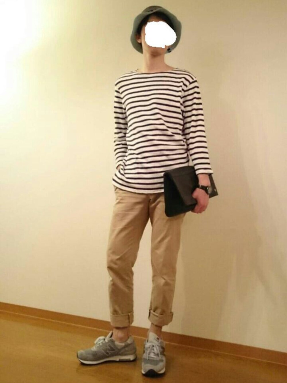 ブラック系のTシャツ/カットソー、ブラック系のクラッチバッグ、ブルー系のスニーカーを着用したメンズの春コーディネートの1枚目の写真