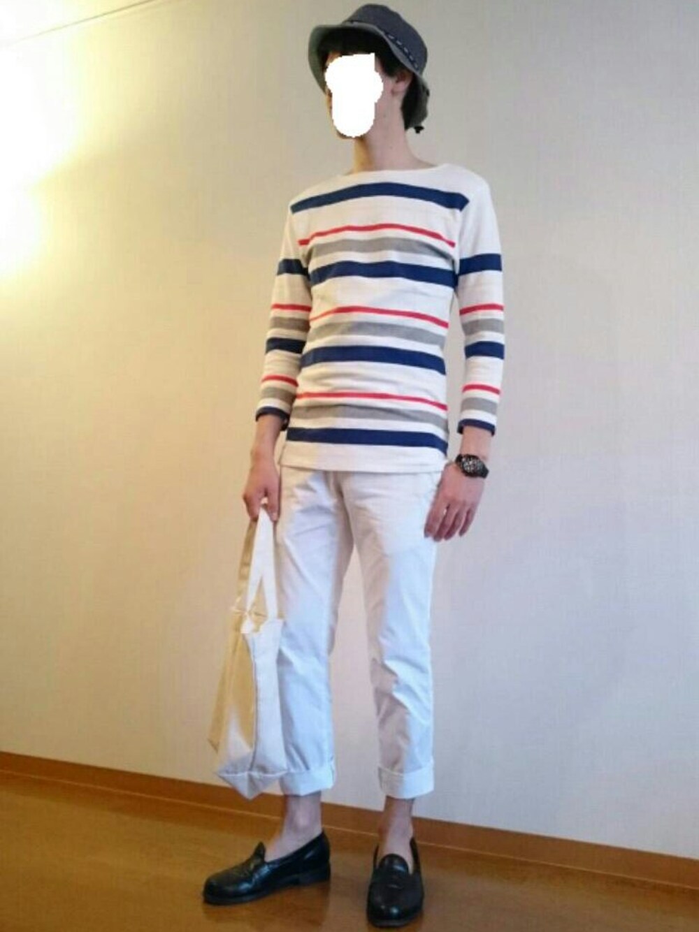 ホワイト系のトートバッグ、ホワイト系のチノパンツ、ブルー系のTシャツ/カットソーを着用したメンズの春コーディネートの1枚目の写真