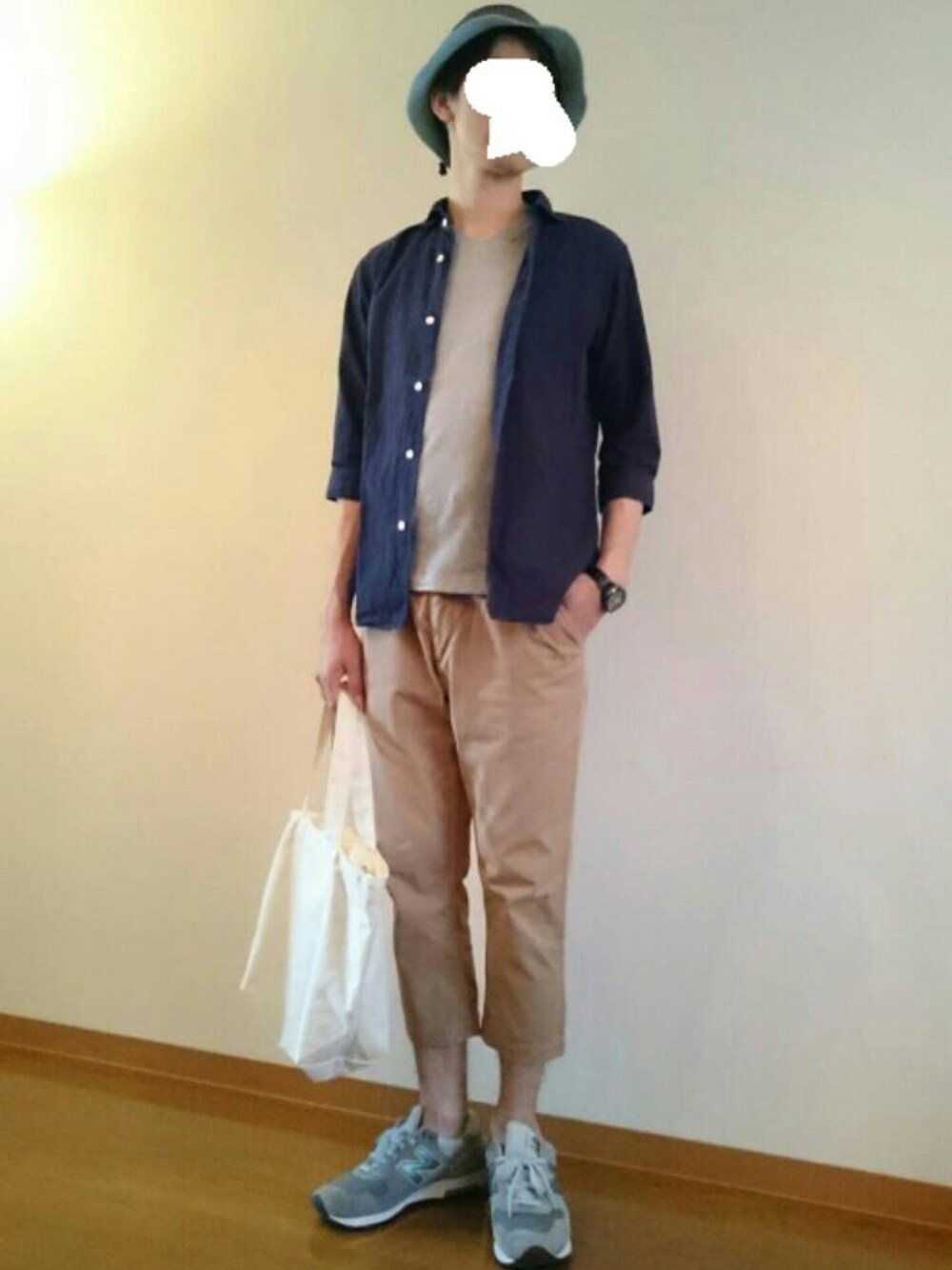 ホワイト系のトートバッグ、ブルー系のスニーカー、グレー系のTシャツ/カットソーを着用したメンズの春コーディネートの1枚目の写真
