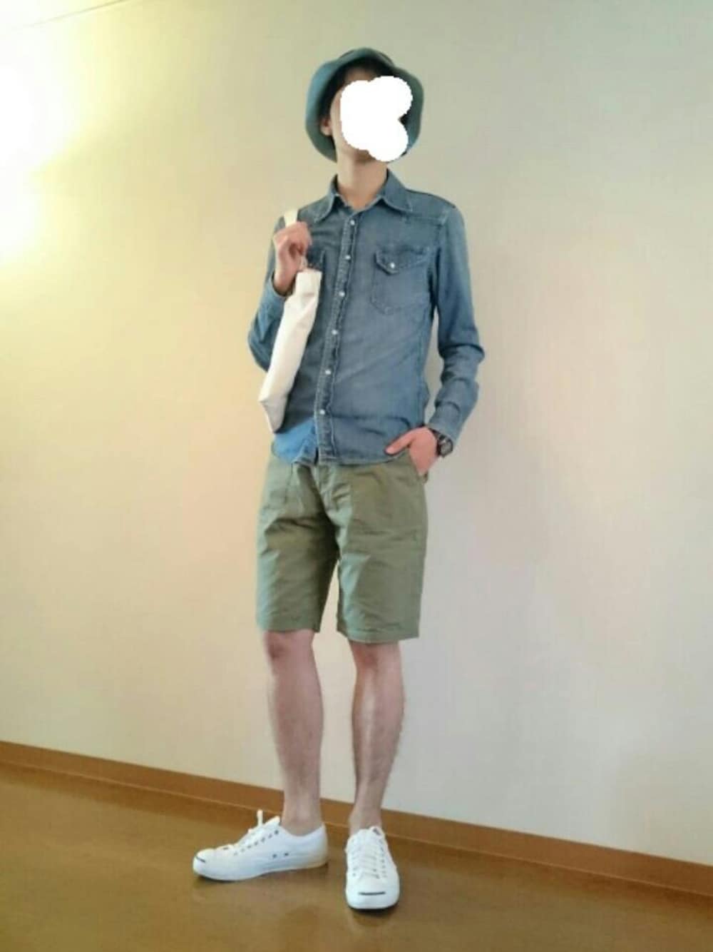 ホワイト系のトートバッグ、ブルー系のシャツ/ブラウス、グリーン系のカーゴパンツを着用したメンズの春コーディネートの1枚目の写真