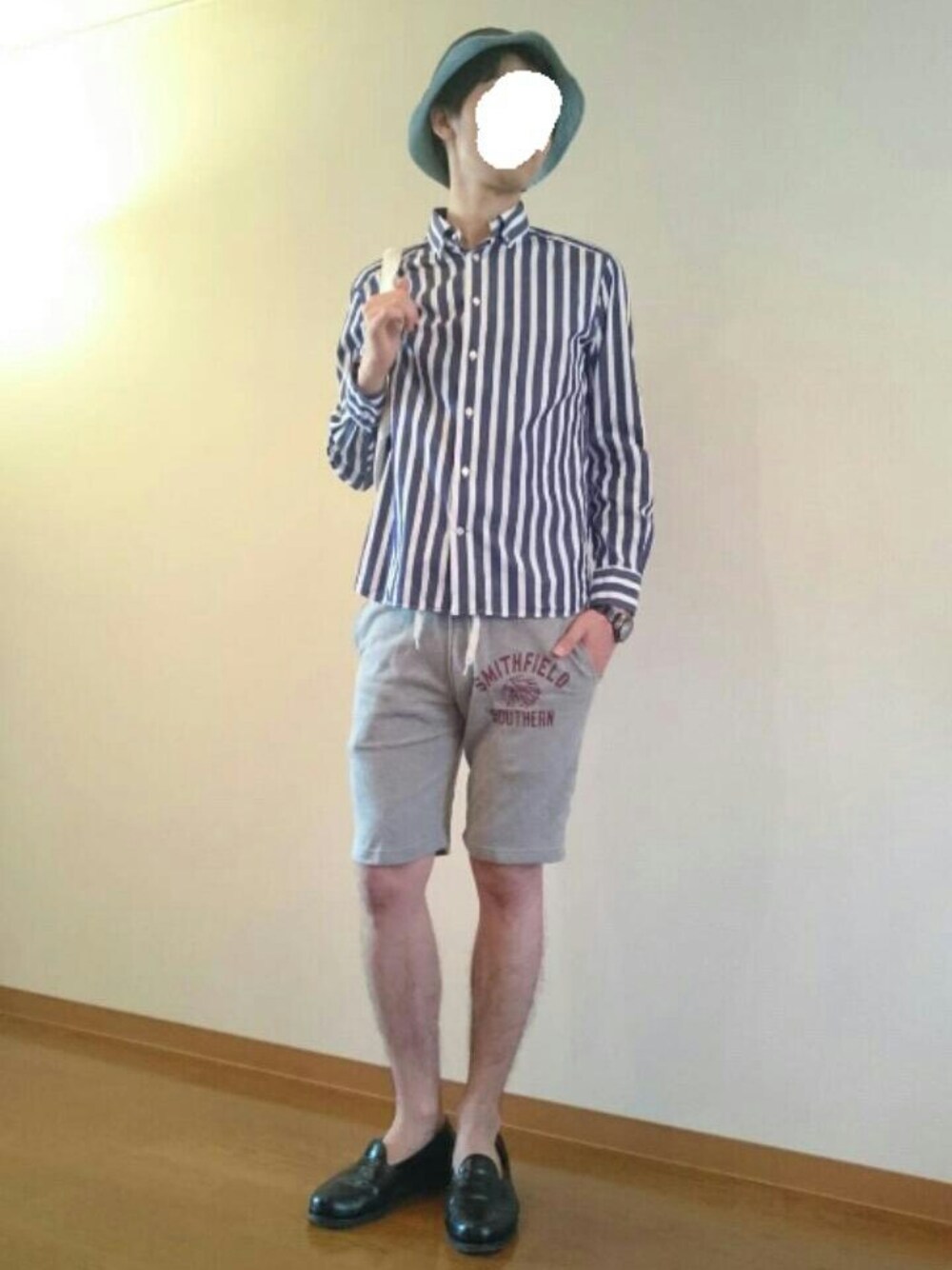 ホワイト系のトートバッグ、グレー系のその他パンツ、ブラック系のローファーを着用したメンズの春コーディネートの1枚目の写真