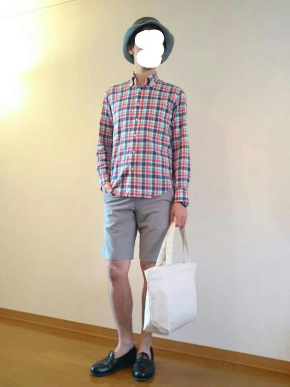 ホワイト系のトートバッグ、ブルー系のシャツ/ブラウス、グレー系のその他パンツを着用したメンズの春コーディネートの1枚目の写真