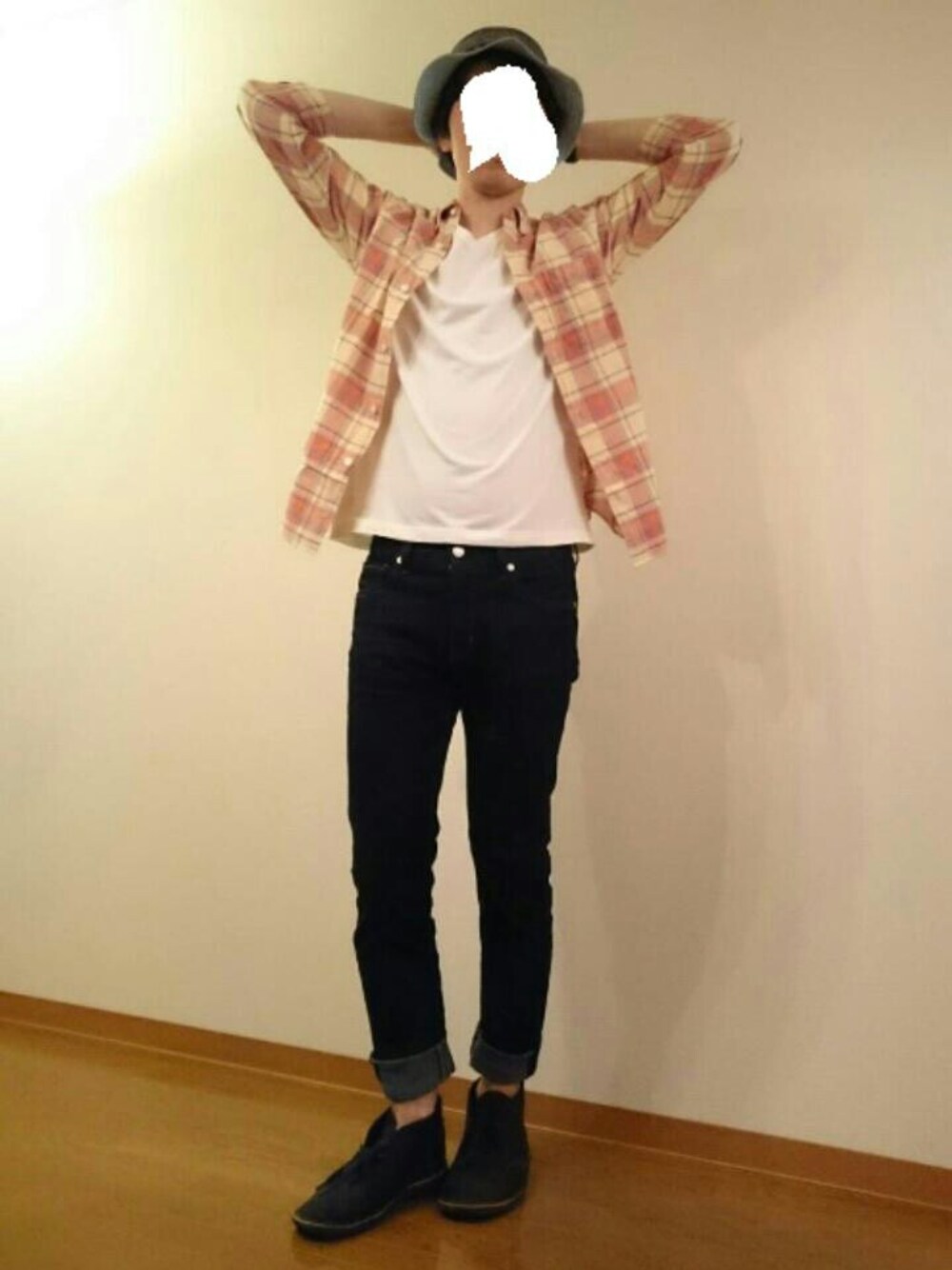 ホワイト系のTシャツ/カットソー、イエロー系のシャツ/ブラウス、ブルー系のデニムパンツを着用したメンズの春コーディネートの1枚目の写真