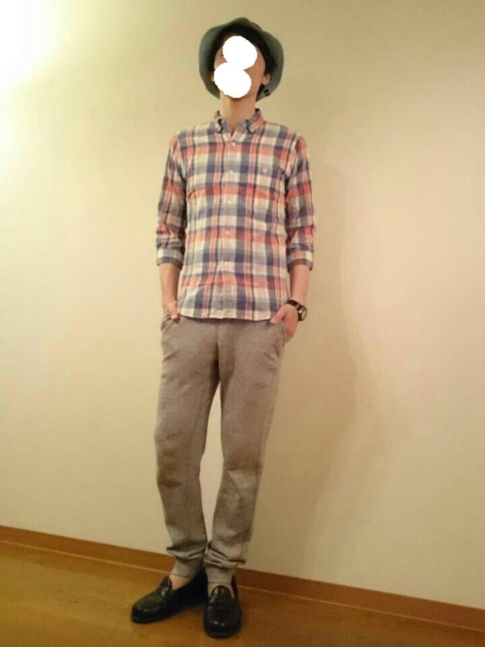 グレー系のその他パンツ、ブラック系のローファー、ブルー系のシャツ/ブラウスを着用したメンズの春コーディネートの1枚目の写真