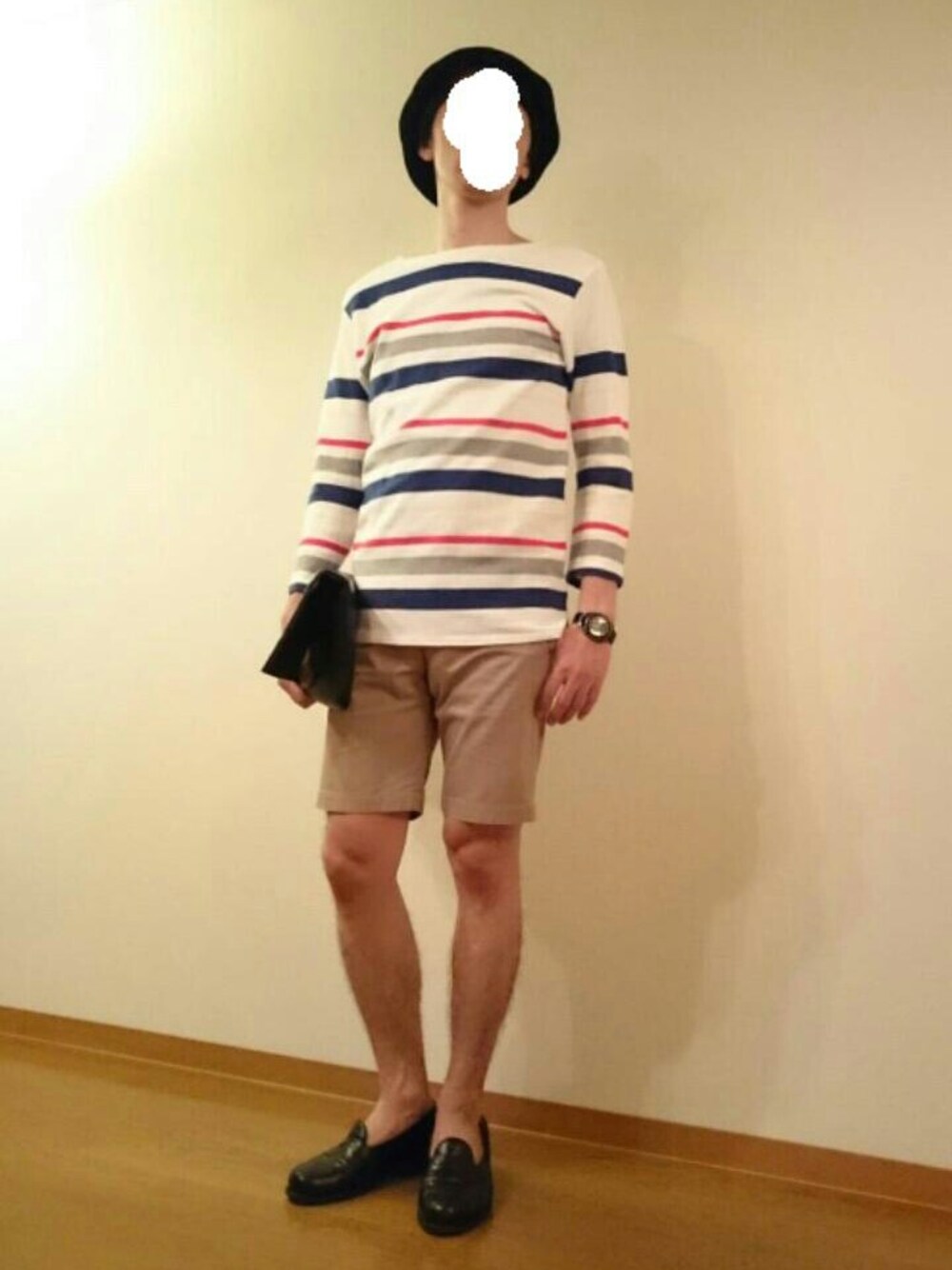 ブラック系のクラッチバッグ、ブラック系のクラッチバッグ、ブラック系のローファーを着用したメンズの夏コーディネートの1枚目の写真