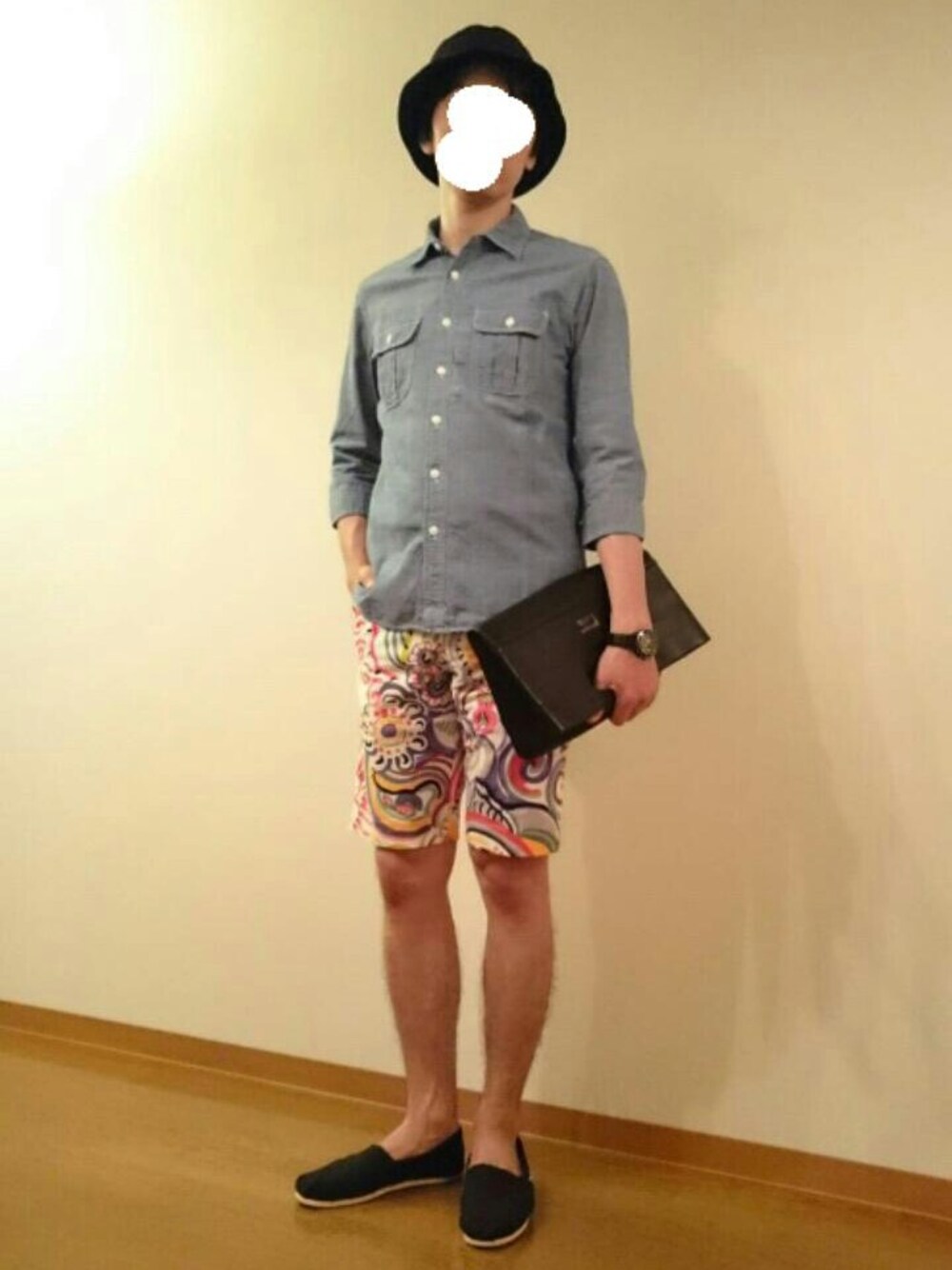 ブラック系のクラッチバッグ、ブラック系のスニーカー、ブルー系のシャツ/ブラウスを着用したメンズの夏コーディネートの1枚目の写真