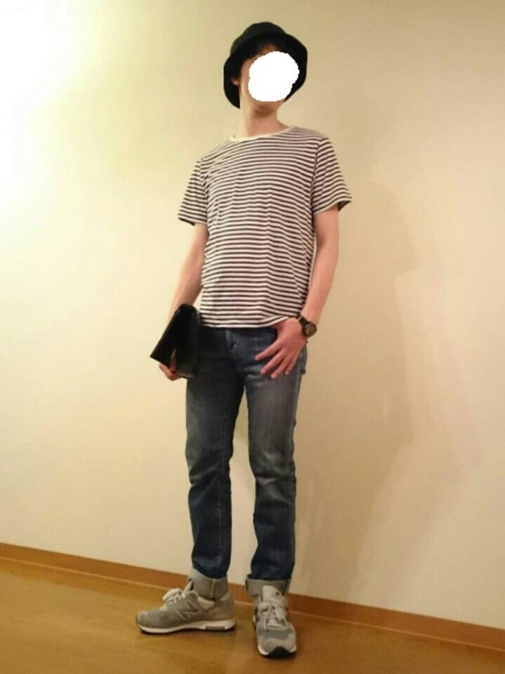 ホワイト系のTシャツ/カットソー、ブルー系のデニムパンツ、ブラック系のクラッチバッグを着用したメンズの夏コーディネートの1枚目の写真