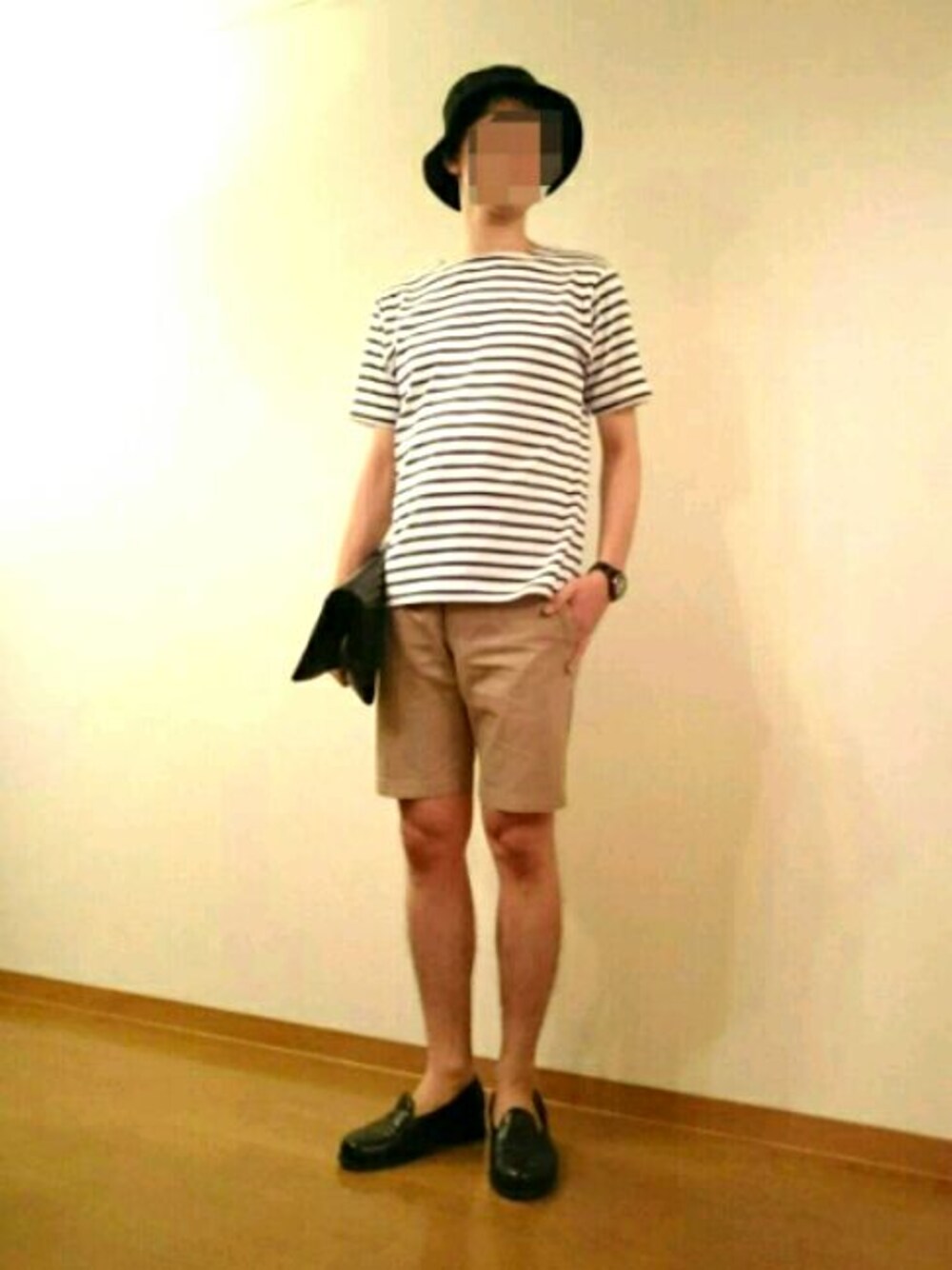 ホワイト系のTシャツ/カットソー、ブラック系のクラッチバッグ、ブラック系のローファーを着用したメンズの夏コーディネートの1枚目の写真