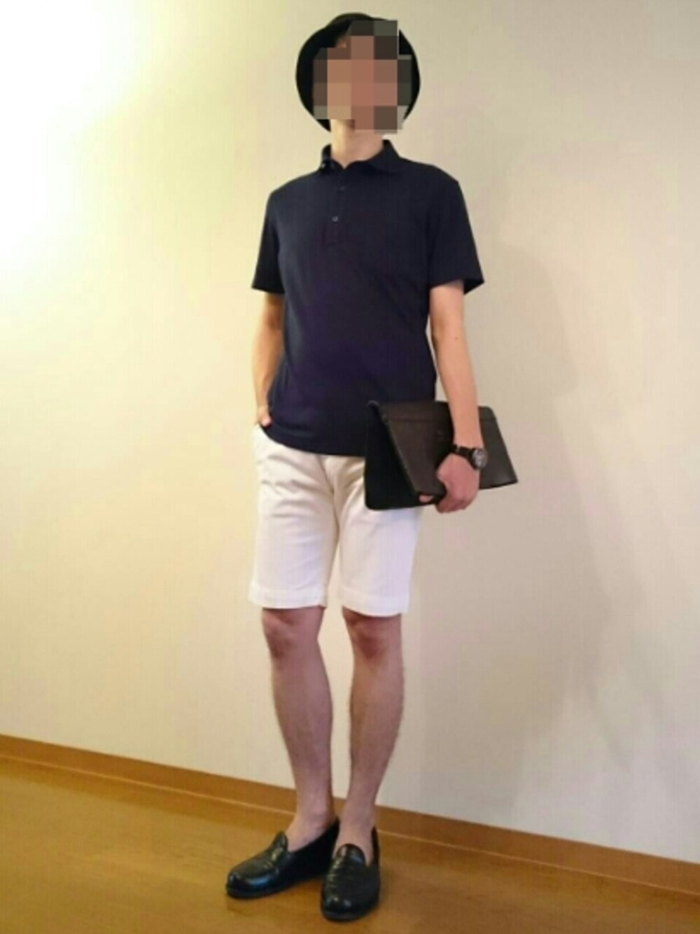 ブルー系のポロシャツ、ホワイト系のその他パンツ、ブラック系のクラッチバッグを着用したメンズの夏コーディネートの1枚目の写真