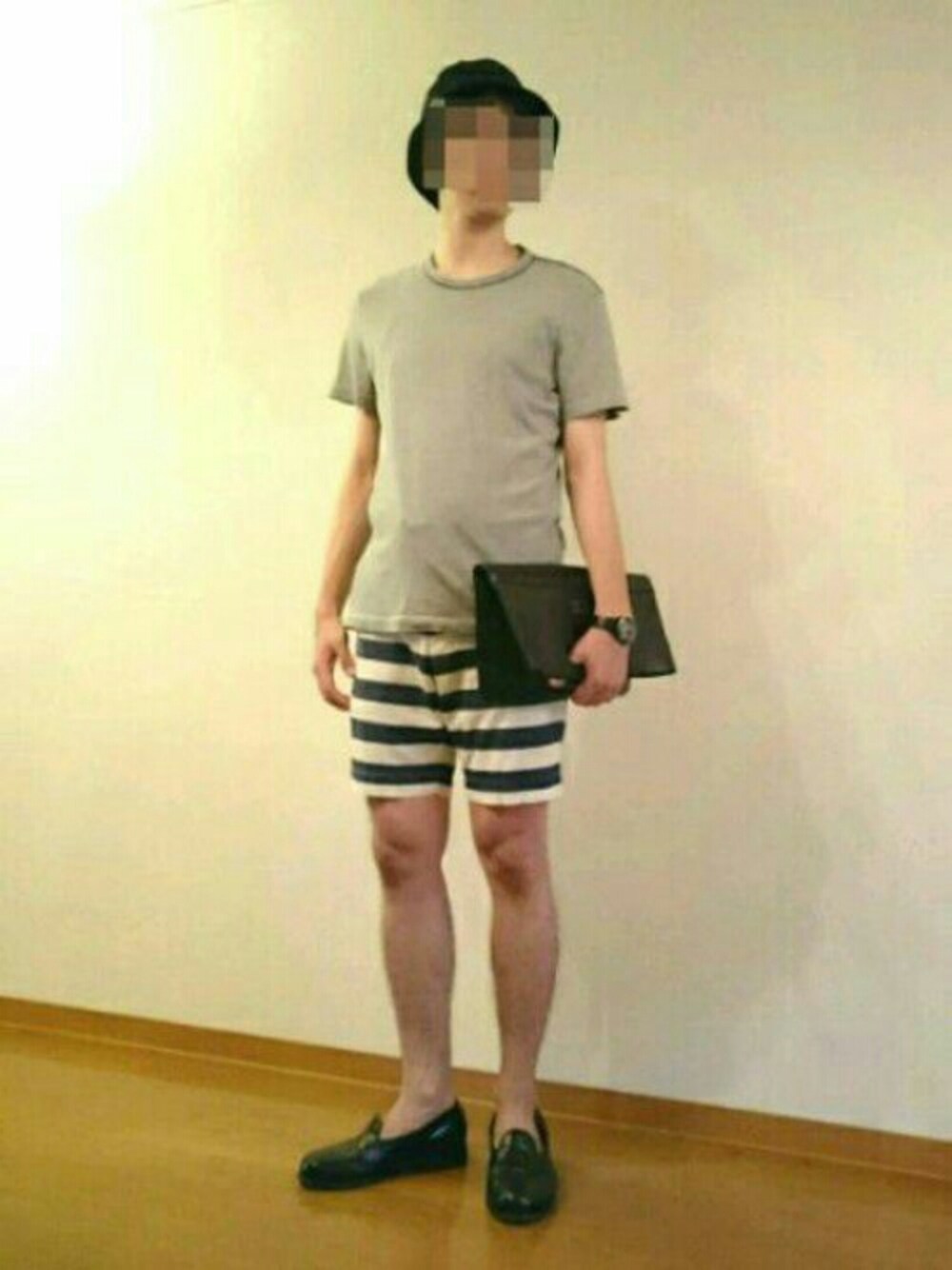 グレー系のTシャツ/カットソー、その他のその他パンツ、ブラック系のローファーを着用したメンズの夏コーディネートの1枚目の写真