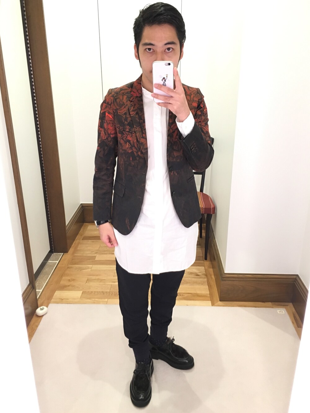 「Paul Smith、ローズプリント、ロングシャツ、バンドカラー、トラックパンツ、シープスキン」｜「Paul Smithのアイテム（テーラードジャケット、その他）」を使った、Takashi Yokotaさん（メンズ・166cm）の秋コーディネートの1枚目の写真
