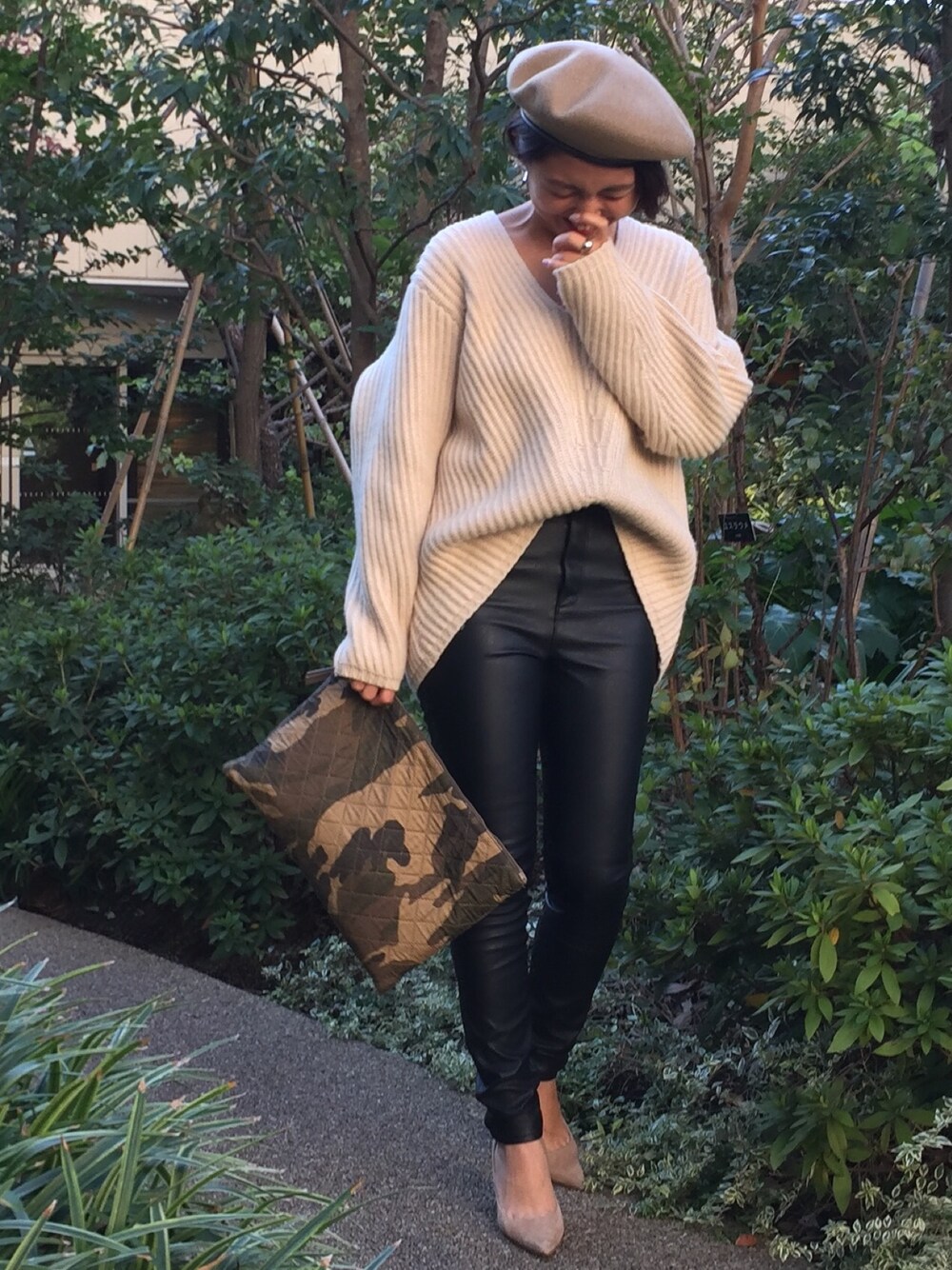 「秋のコーデ、AcneStudios、ゆるニット、H&M、ベレー帽、Mila Owen、カモフラ柄、Jimmy Choo、オトナカジュアル、ハンサム女子」｜「Acne Studiosのアイテム（ニット/セーター、ベージュ系）」を使った、katsumiさん（レディース・160cm）の秋コーディネートの1枚目の写真