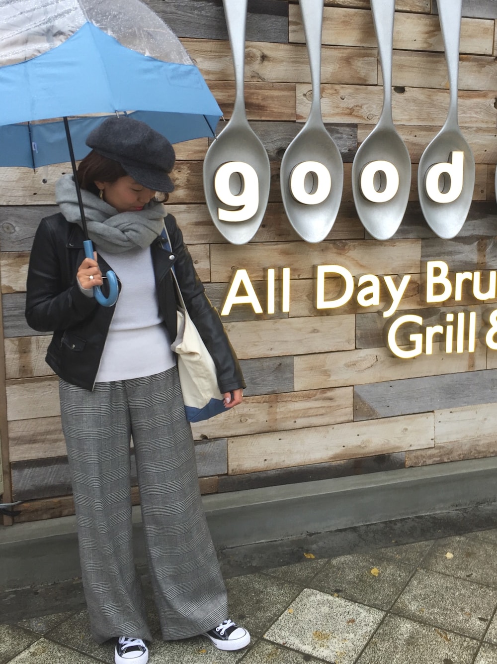 「オトナカジュアル、チェックパンツ、ZARA、AcneStudios、rag&bone、Plage、メゾン キツネ(MAISON KITSUNE)、converse、モノトーンコーデ、キャスケット」｜「HUNTERのHUNTER オリジナル マスタッシュ バブル(長傘)（長傘、ブルー系）」を使った、katsumiさん（レディース・160cm）の冬コーディネートの1枚目の写真