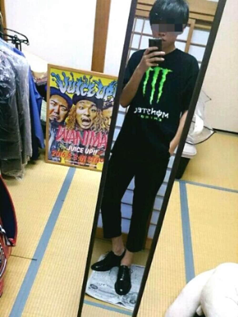 ブラック系のトップス、ブラック系のパンツ、ブラック系のドレスシューズを着用したメンズの秋コーディネートの1枚目の写真