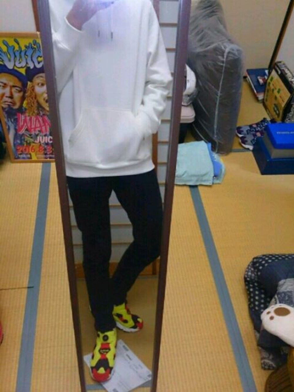 ホワイト系のパーカー、ブラック系のパンツ、その他のスニーカーを着用したメンズの秋コーディネートの1枚目の写真