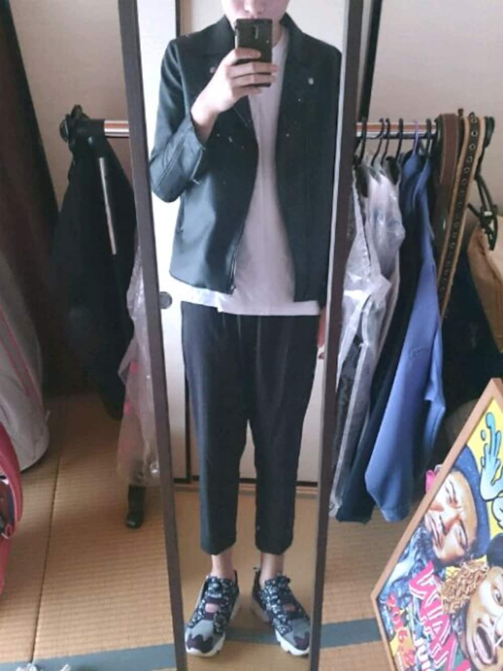 ブラック系のライダースジャケット、ホワイト系のTシャツ/カットソー、ブラック系のパンツを着用したメンズの秋コーディネートの1枚目の写真