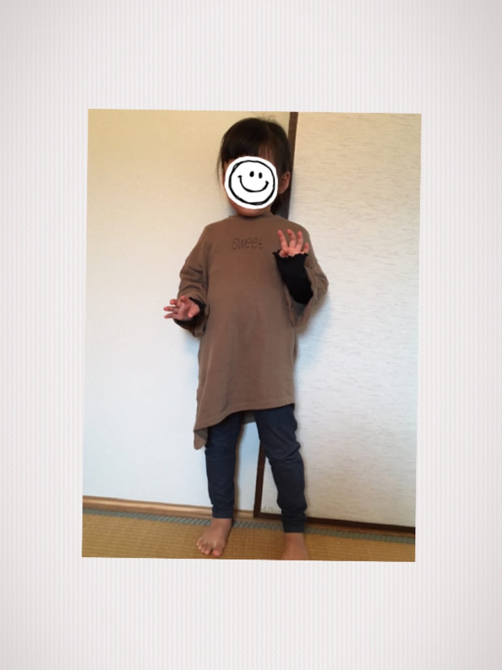 「リラックススタイル、kids、韓国服、おうちスタイル」｜「no brandのアイテム（ワンピース、ブラウン系）」を使った、K.K.Mさん（キッズ・100cm）の冬コーディネートの1枚目の写真