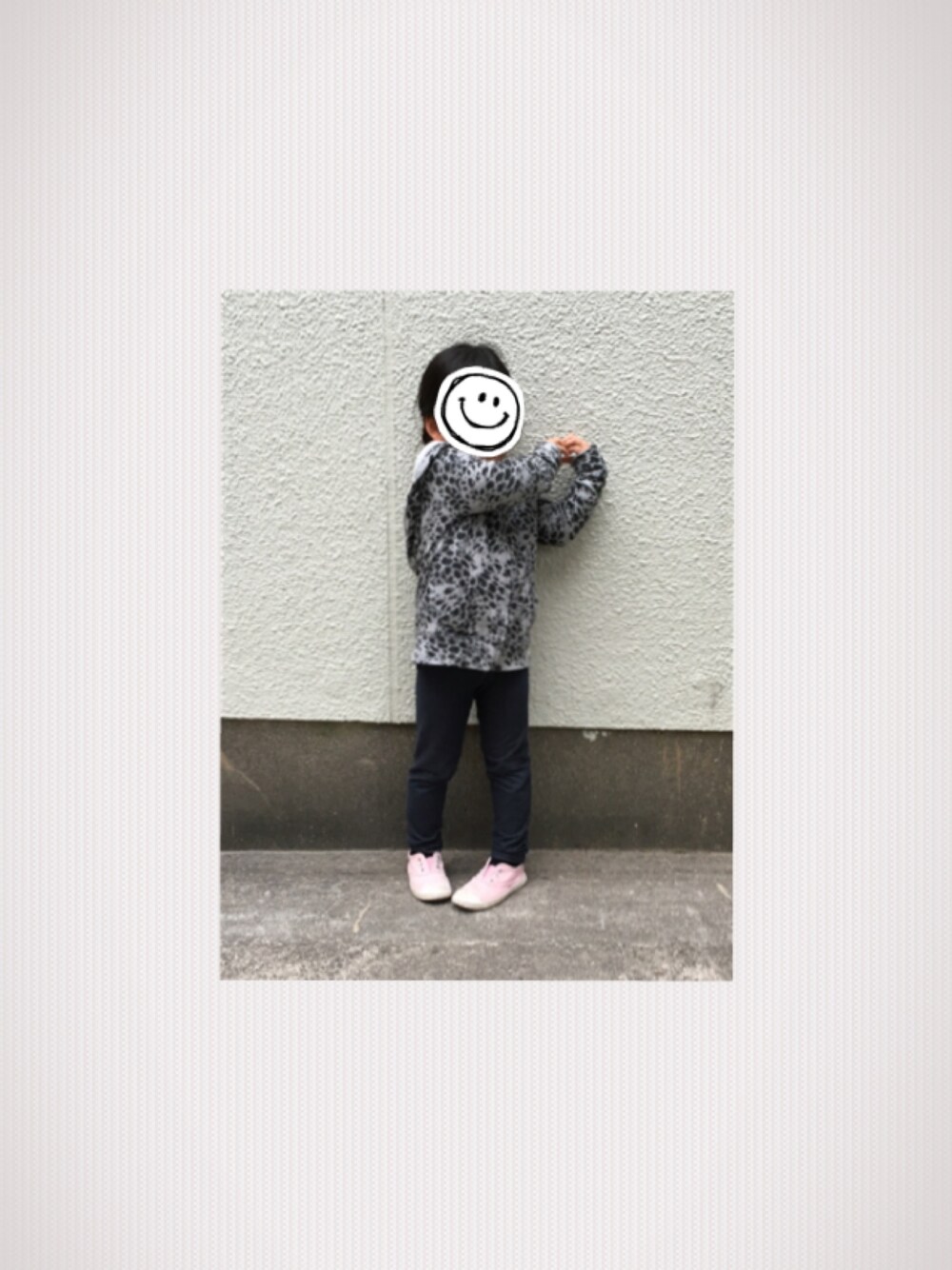 「休日スタイル、娘コーデ、4歳」｜「GAPのアイテム（パーカー、グレー系）」を使った、K.K.Mさん（キッズ・110cm）の春コーディネートの1枚目の写真