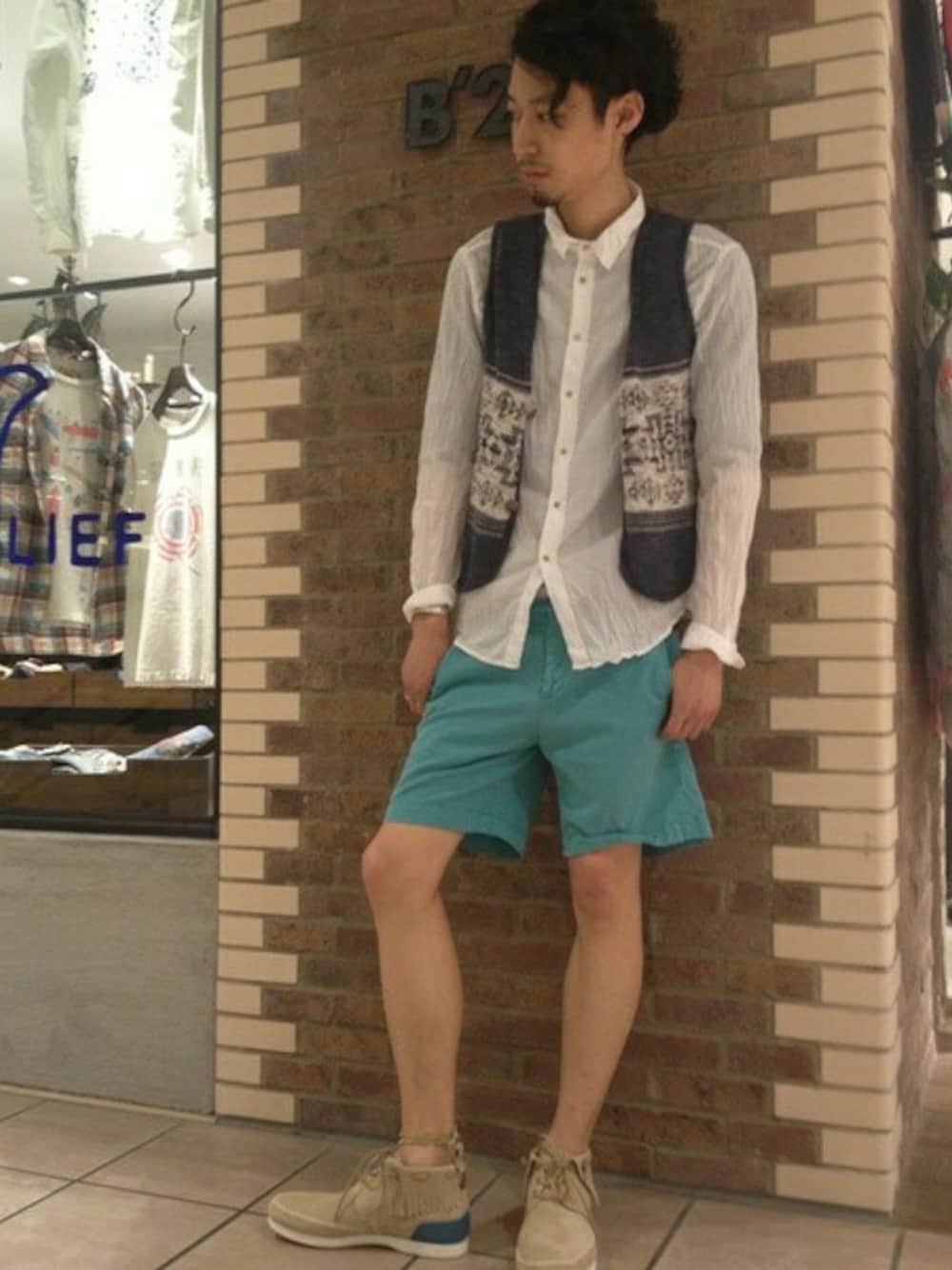 「B'2ndのREMI RELIEF(レミレリーフ）　別注テンセルコットンショーツ (504)（その他パンツ、ブルー系）」を使った、B'2nd E-ma UMEDAさん（メンズ・175cm）の夏コーディネートの1枚目の写真