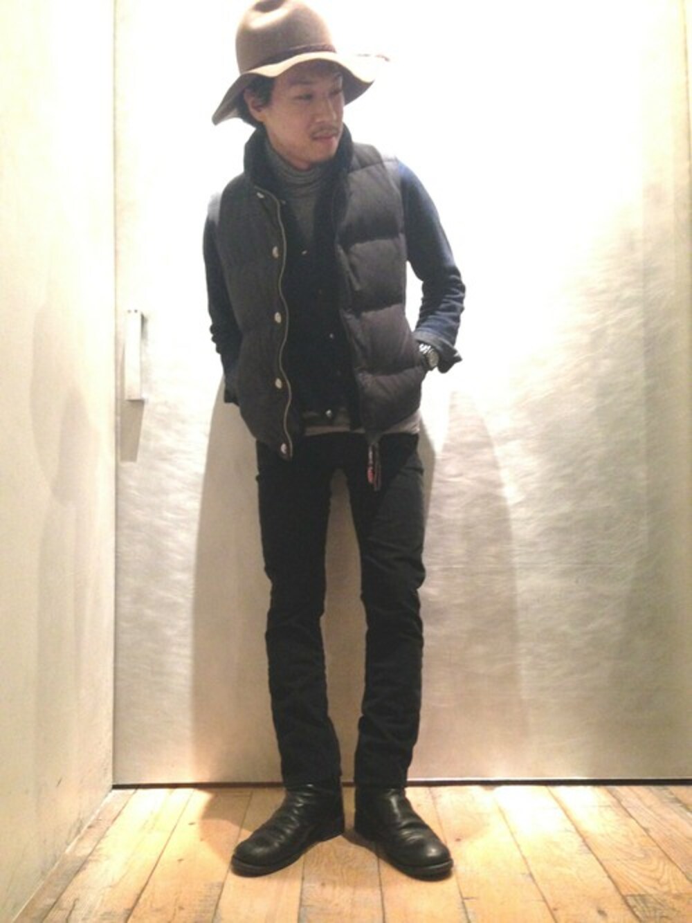 ブラック系のダウンベストを着用したメンズの秋コーディネートの1枚目の写真