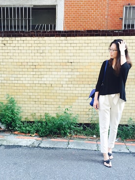 「アイテム（ビーチサンダル、ブラック系）」を使った、Alice Kuさん（レディース・163cm）の秋コーディネート