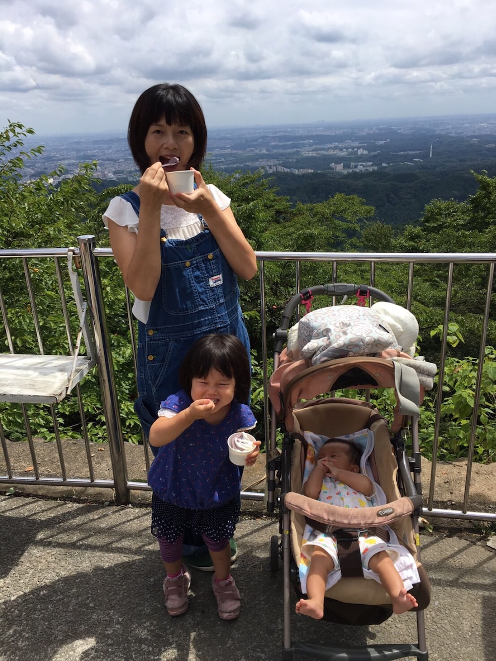 「高尾山、オーバーオール、山登りスタイル、夏、ママコーデ」｜「THE SHINZONEのアイテム（サロペット/オーバーオール、ブルー系）」を使った、yuukoさん（レディース・156cm）の夏コーディネートの1枚目の写真
