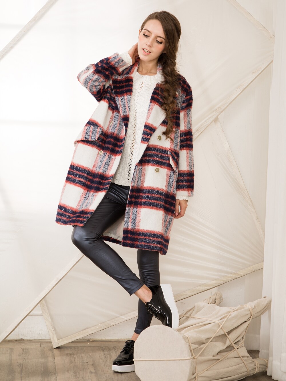「knit、coat、jacket 、leather、white、WOMEN、Japan、sweater、chic、Tartan 」｜「ShalexのShalex Brushed Check Woolen Coat（その他アウター、ホワイト系）」を使った、Natalieさん（レディース・170cm）の冬コーディネートの1枚目の写真