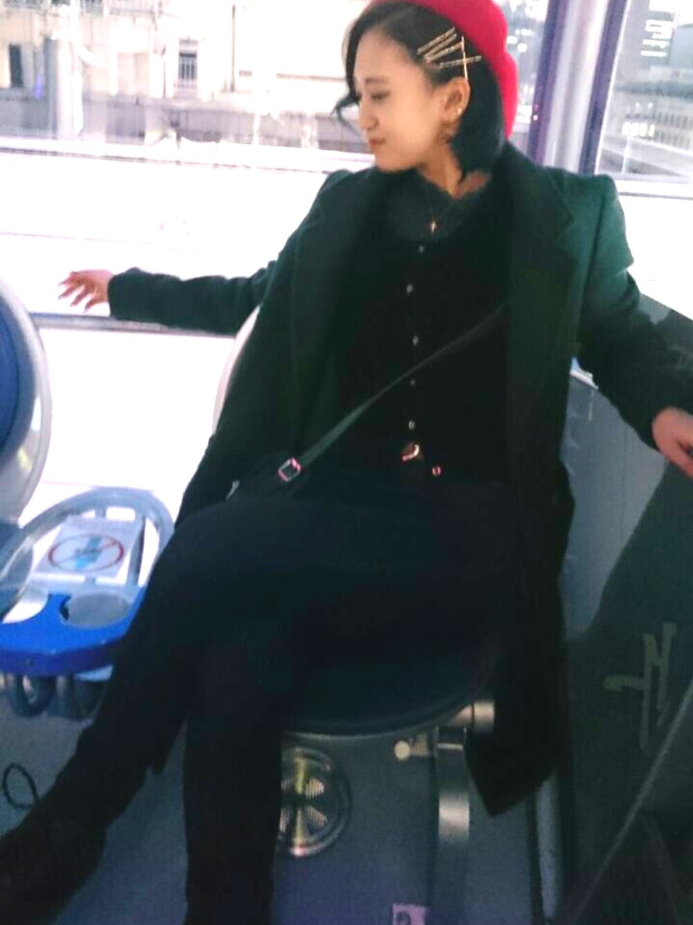 ブルー系のデニムパンツ、ブラック系のブーツ、グリーン系のバッグを着用したレディースの春コーディネートの1枚目の写真