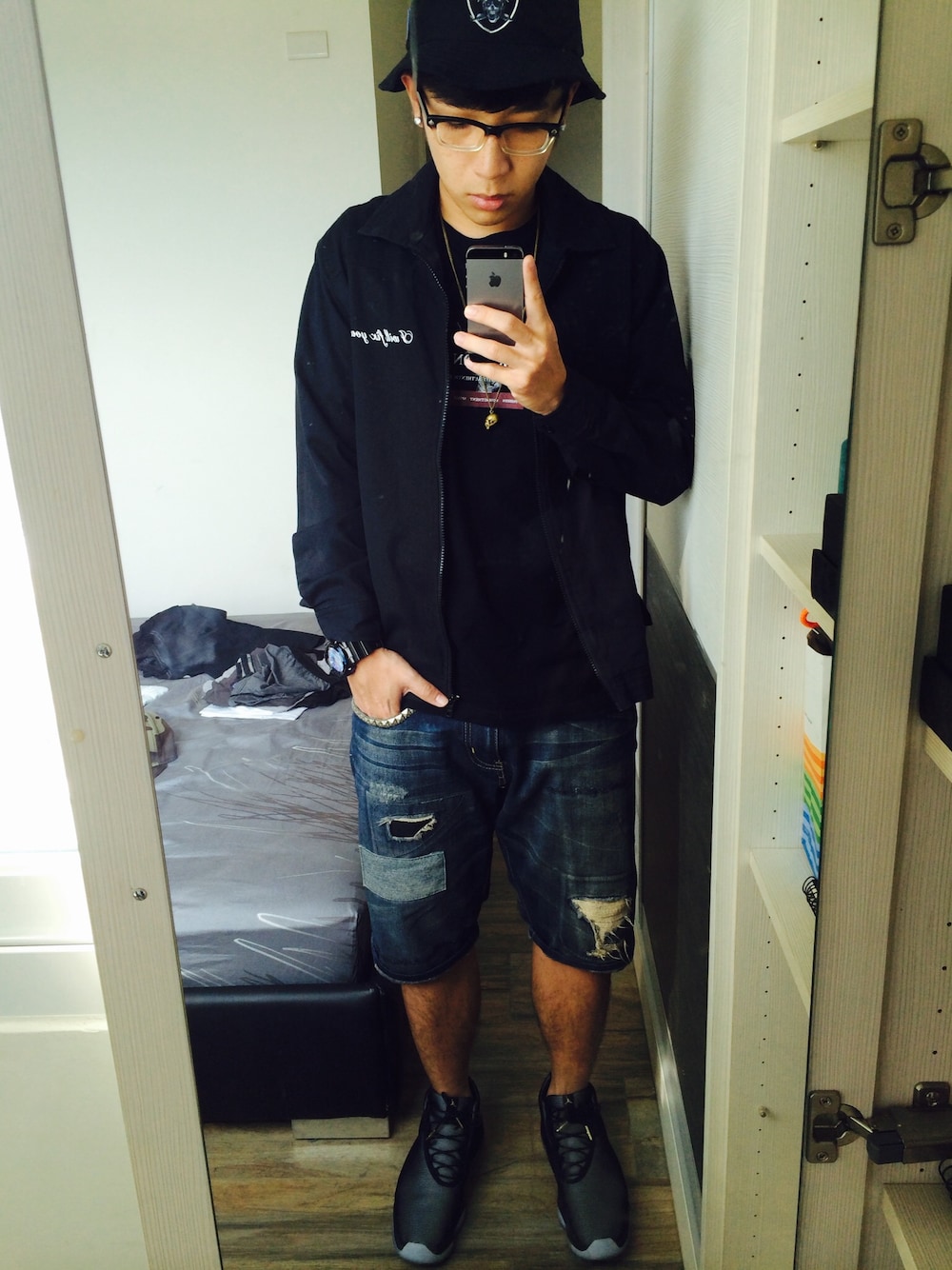 「AESのアイテム（Tシャツ/カットソー、ブラック系）」を使った、Adam さん（メンズ・171cm）の秋コーディネートの1枚目の写真