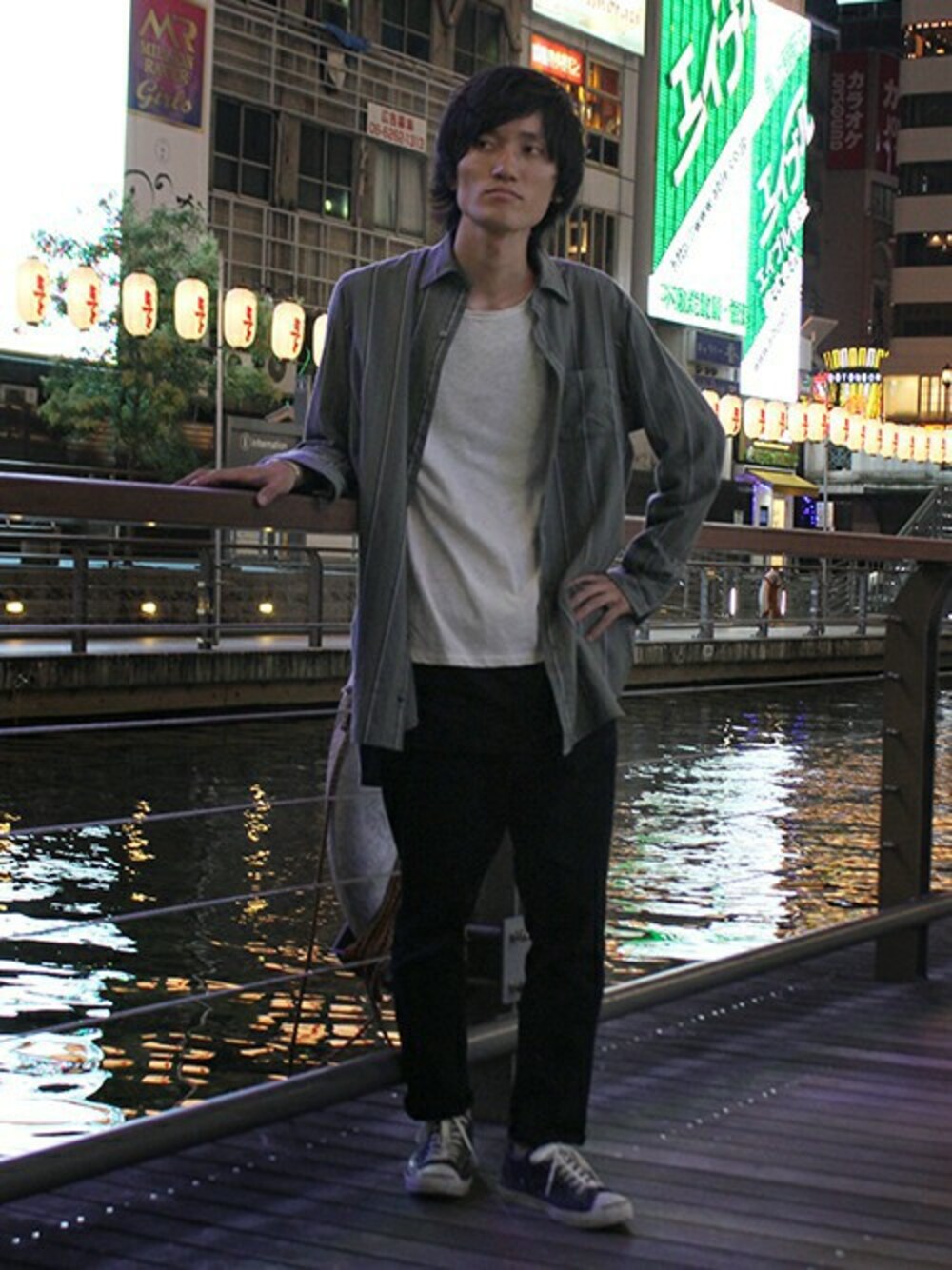 ブラック系のデニムパンツを着用したメンズの秋コーディネートの1枚目の写真