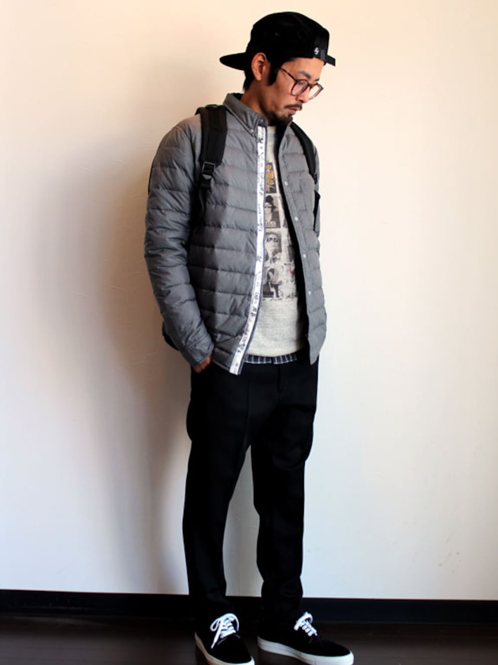 「ダウン、 スウェット、 バックパック」｜「THE STAKE (ザ・ステイク) " 5 PANEL CAP " Corduroy（キャップ、ブラック系）」を使った、twothings&thinkさん（メンズ・168cm）の冬コーディネートの1枚目の写真