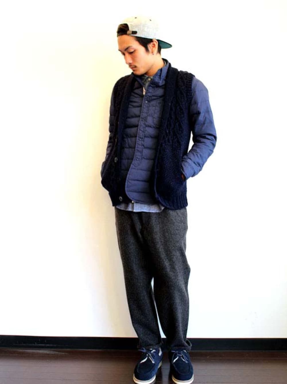 「 ベスト、ダウン、トラウザーパンツ」｜「THE STAKE (ザ・ステイク) x EBBETS FIELDS " FLANNELS BASEBALL CAP "（キャップ、グレー系）」を使った、twothings&thinkさん（メンズ・174cm）の冬コーディネートの1枚目の写真