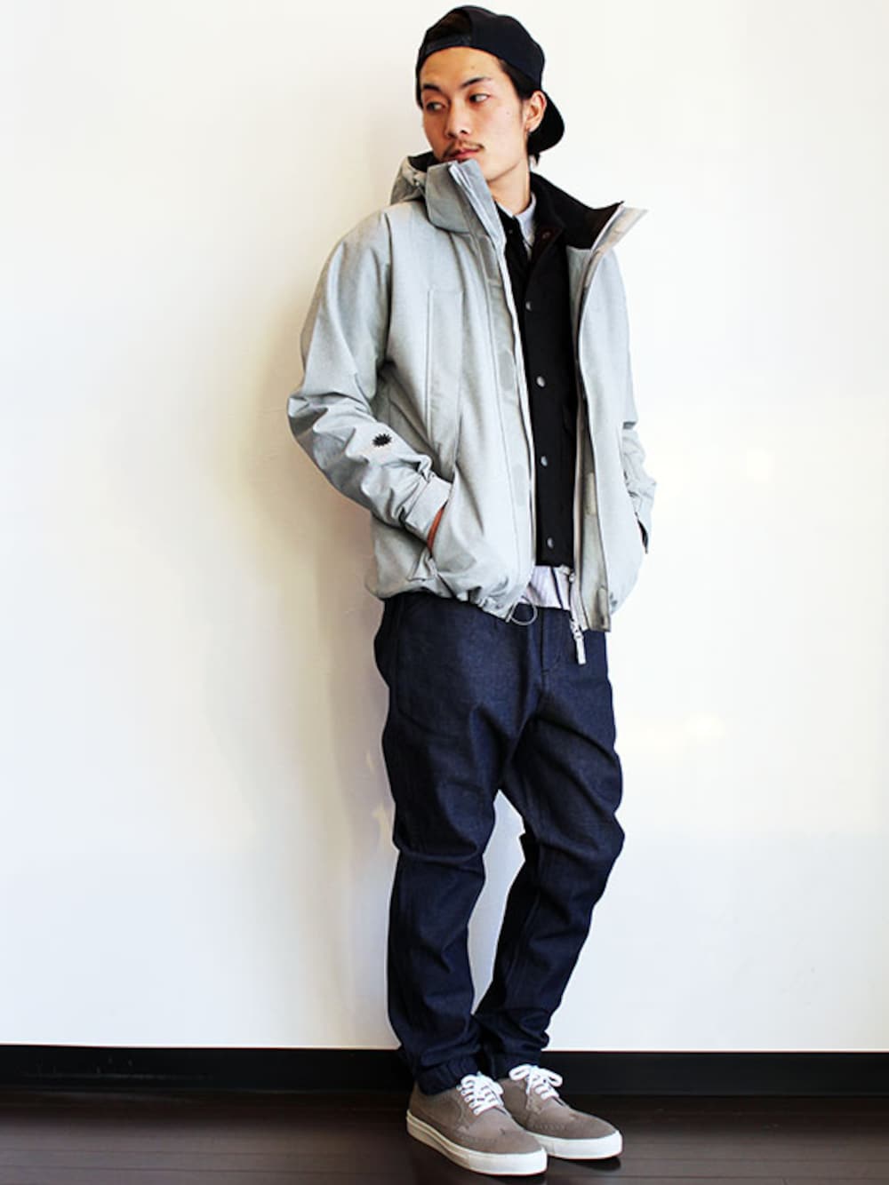 「マウンテンパーカー、 ベスト、 スニーカー」｜「THE STAKE (ザ・ステイク) " S LOGO New Era SnapBack Cap "（キャップ、ブラック系）」を使った、twothings&thinkさん（メンズ・174cm）の冬コーディネートの1枚目の写真