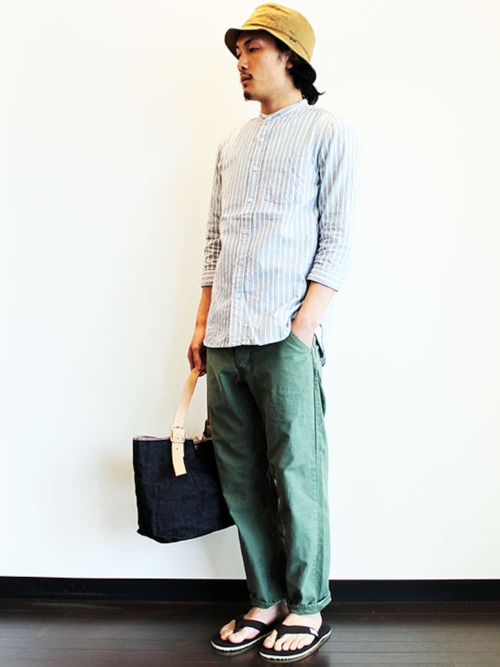 「シャツ、MANUAL ALPHABET、ストライプ、サンダル、ordinary fits、トート、ベイカー、バケットハット、THE UNION、suicoke」｜「THE COLORのTHE COLOR (ザ・カラー) " ONE HAT "（ハット、その他）」を使った、twothings&thinkさん（メンズ・174cm）の春コーディネートの1枚目の写真