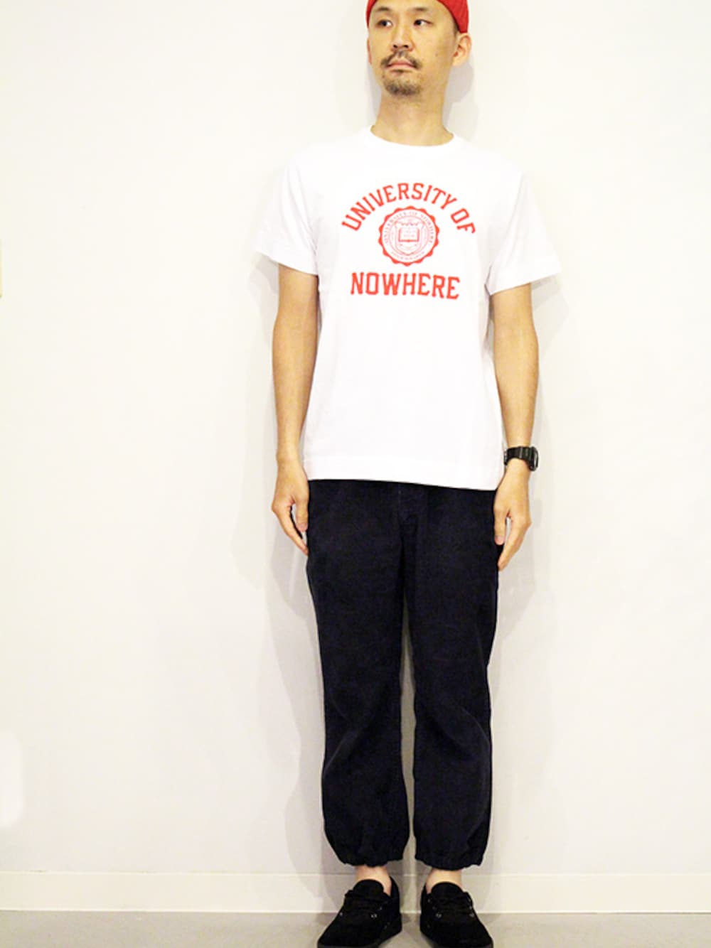 その他のTシャツ/カットソー、ブルー系のその他パンツ、その他のスニーカーを着用したメンズの夏コーディネートの1枚目の写真
